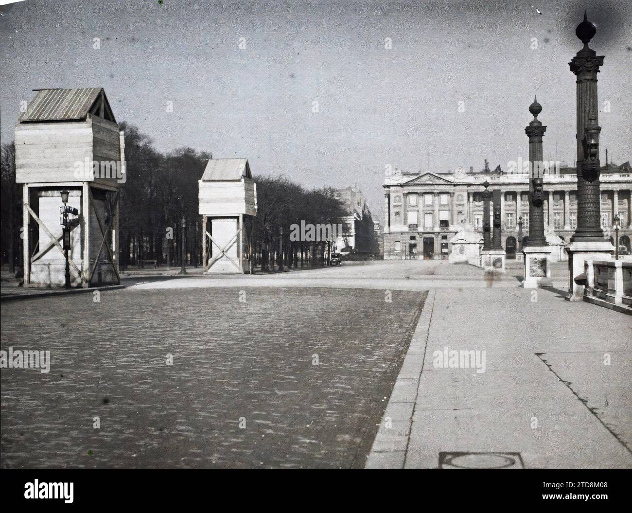 Paris (8e arr.), France les chevaux de Marly (1743-1745) protégés des bombardements, à l'entrée des champs-Elysées place de la Concorde, Art, première Guerre mondiale, lampadaire, lampadaire, statue, Sculpture, bombardement, Mansion, place, protection anti-bombardement, France, Paris, place de la Concorde, Concorde, 26/02/1918 - 26/02/1918, Léon, Auguste, photographe, Autochrome, photo, verre, Autochrome, photo, positif, horizontal, taille 9 x 12 cm Banque D'Images