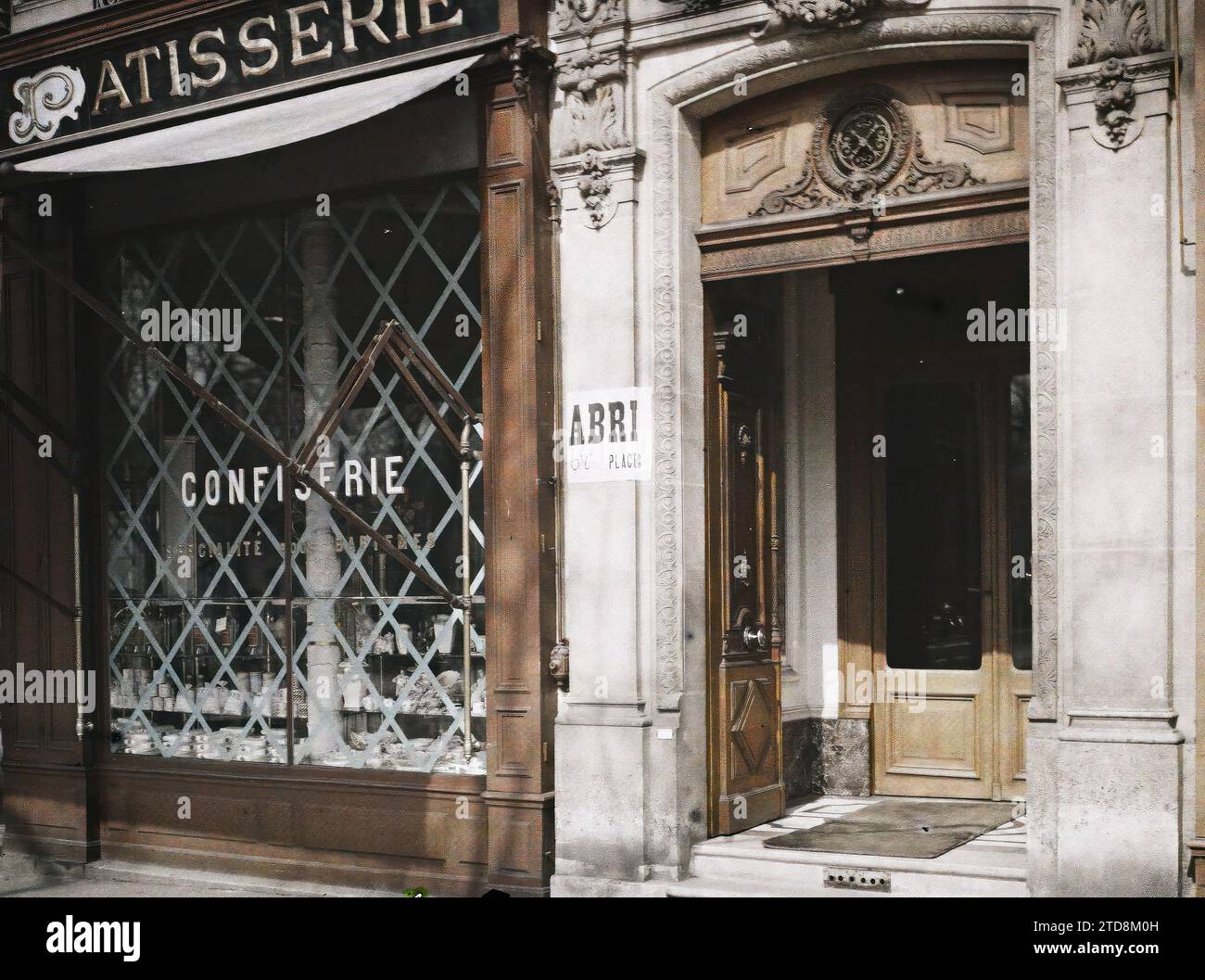 Paris (6e arrondissement), France vitrine d'une pâtisserie protégée contre les bombardements et abri au 6 rue de Médicis, activité économique, Art, Inscription, informations, première Guerre mondiale, Boutique, magasin, Sculpture, Inscription commerciale, bombardement, porte, vitrine, affichage, décoration sculptée, protection anti-bombardement, France, Paris, rue de Médicis, arrondissement VI, 22/03/1918 - 22/03/1918, Léon, Auguste, photographe, Autochrome, photo, verre, Autochrome, photo, positif, horizontal, taille 9 x 12 cm Banque D'Images