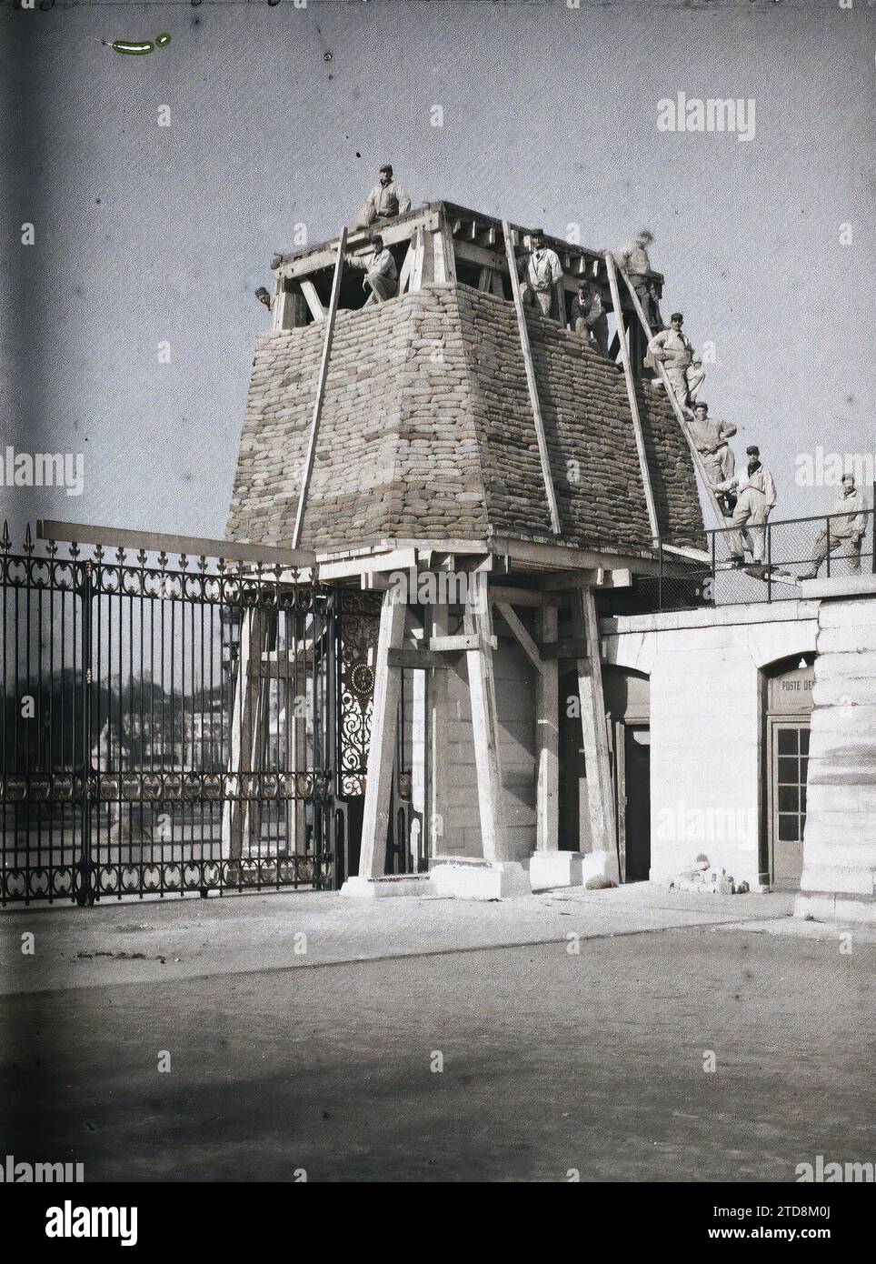 Paris (1e-8e arrondissement), France un des chevaux de Marly (1743-1745) protégé des bombardements, à l'entrée du jardin des Tuileries sur la place de la Concorde, vie quotidienne, Art, première Guerre mondiale, logement, architecture, Société, Statue, scène de travail, Sculpture, ouvrier, bombardement, ferronnerie, place, parc, jardin, protection anti-bombardement, grille, Armée, France, Paris, sans légende, Tuileries, Concorde, 26/02/1918 - 26/02/1918, Léon, Auguste, photographe, Autochrome, photo, verre, Autochrome, photo, positif, vertical, taille 9 x 12 cm Banque D'Images
