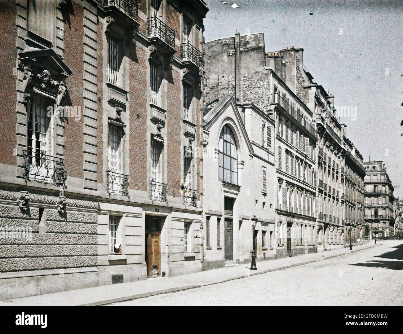 Paris (8e arrondissement), France le cours-Albert-Ier (ancienne partie du cours-la-Reine) au numéro 18, aujourd'hui à l'angle de la rue Bayard sur le site du bâtiment sculpté, Art, première Guerre mondiale, logement, Architecture, sculpture, bombardement, rue, quartier, décor sculpté, France, Paris, coin du cours la Reine et rue Bayard, arrondissement VIII, 15/05/1918 - 15/05/1918, Léon, Auguste, photographe, Autochrome, photo, verre, Autochrome, photo, positif, horizontal, taille 9 x 12 cm Banque D'Images