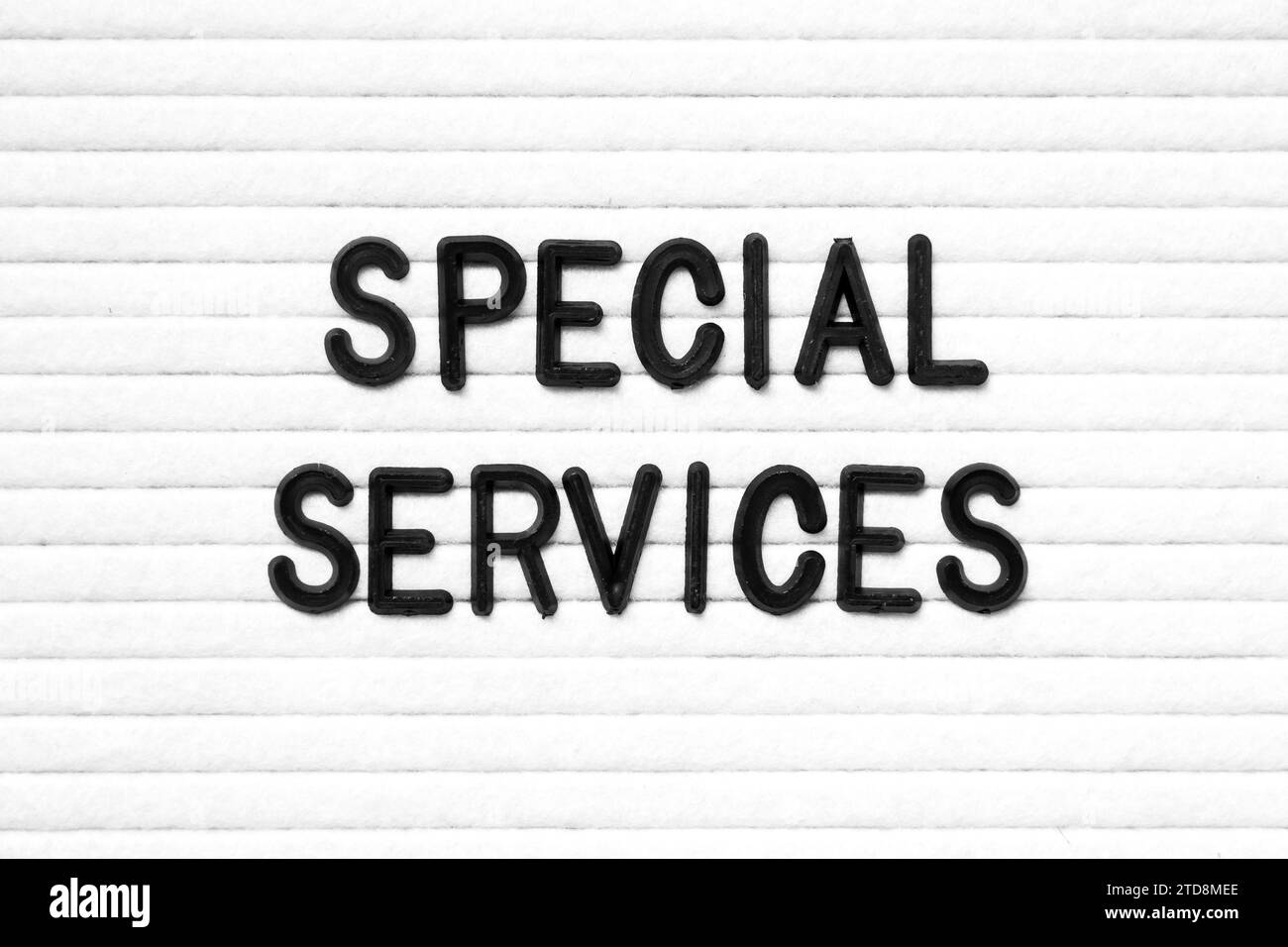 Lettre de couleur noire dans le mot Special services sur fond de panneau de feutre blanc Banque D'Images