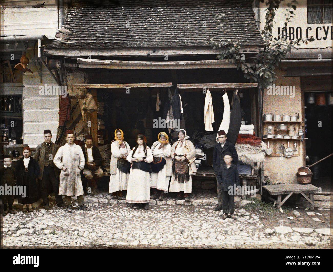 Banja Luka, Bosnie-Herzégovine Groupe des femmes serbes, activité économique, êtres humains, vie quotidienne, magasin, magasin, femme, Portrait de groupe, objet domestique, vitrine, Display, Man, Bosnia, Banja Luka, Groupe des femmes serbes, Serbie [en liaison avec], Banja Luka, 13/10/1912 - 13/10/1912, Léon, Auguste, photographe, 1912 - Balkans, Italie - Léon Busy et Auguste Léon - (13 - 27 octobre), Autochrome, photo, verre, Autochrome, photo, positif, horizontal, taille 9 x 12 cm Banque D'Images