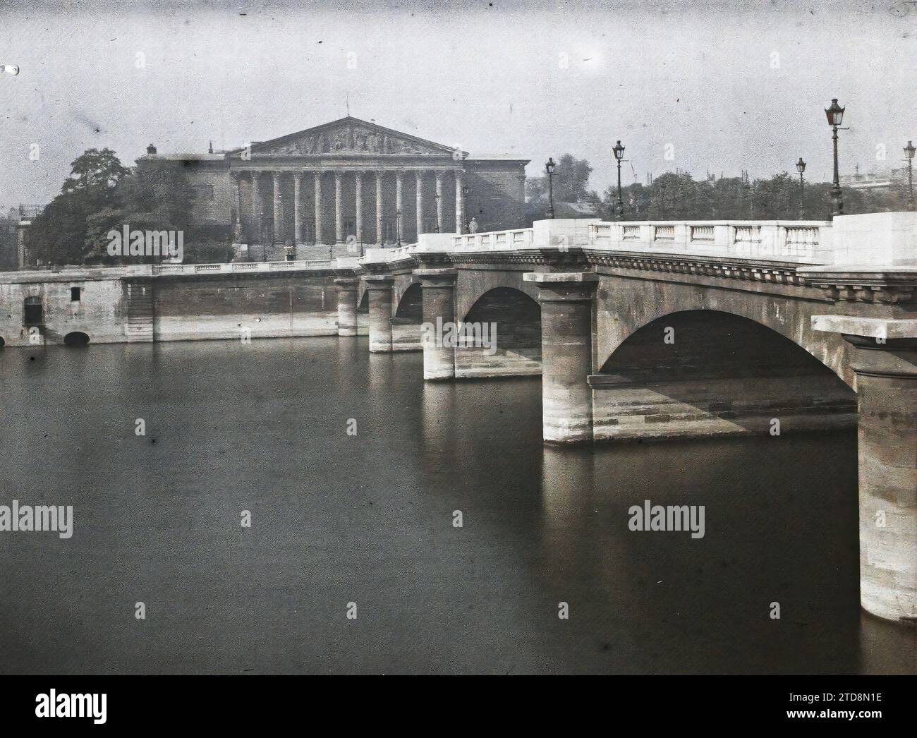 Paris (7e arrondissement), France le Pont de la Concorde et le Palais Bourbon, Assemblée nationale actuelle, logement, Architecture, Rivière, génie civil, Architecture civile publique, Quai, Bas-relief, colonne, fronton, Palais, Château, Pont, France, Paris, Pont de la Concorde et Chambre des députés, Assemblée nationale, Concorde, 29/06/1918 - 29/06/1918, Léon, Auguste, photographe, Autochrome, photo, verre, autochrome, photo, positif, horizontal, taille 9 x 12 cm Banque D'Images