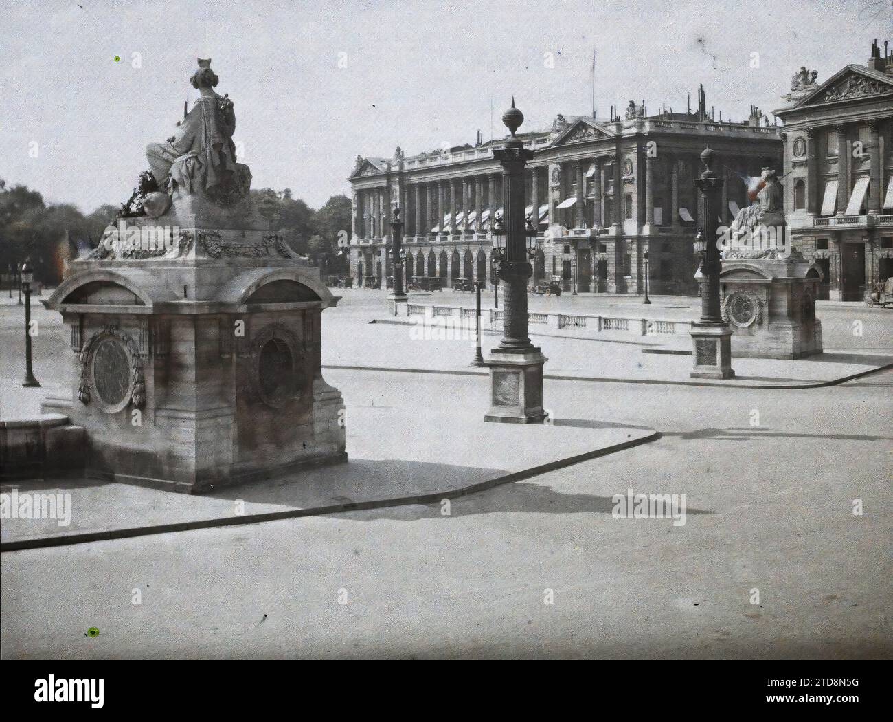 Paris (8e arrondissement), France place de la Concorde, statues de Strasbourg et Lille, Art, Habitat, Architecture, activité économique, statue, Ministère, Sculpture, Architecture civile publique, Maison privée, place, restaurants, hôtels, France, Paris, place de la Concorde, Alsace [en lien avec], Concorde, 06/07/1918 - 06/07/1918, Léon, Auguste, photographe, Autochrome, photo, verre, Autochrome, photo, positif, horizontal, taille 9 x 12 cm Banque D'Images