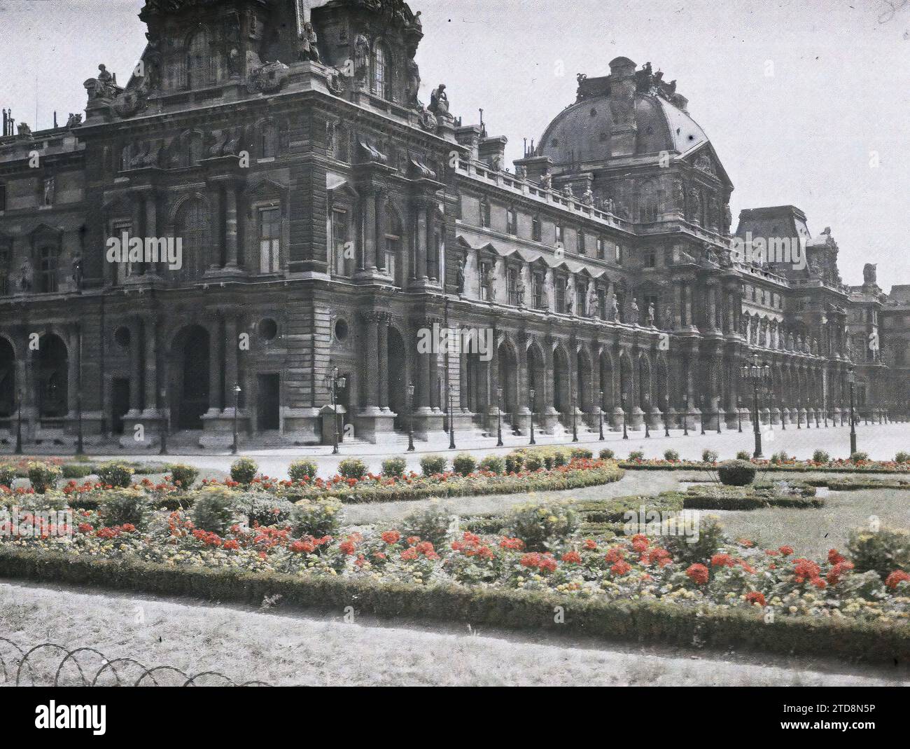 Paris (1e arr.), France le Louvre, Pavillon du Ministère des Finances (Pavillon Colbert), Art, Habitat, Architecture, lampadaire, lampadaire, Statue, Musée, Ministère, Sculpture, architecture civile publique, colonne, décor sculpté, Galerie, Palais, Château, France, Paris, Pavillon du Ministère des Finances, Louvre, 06/07/1918 - 06/07/1918, Léon, Auguste, photographe, Autochrome, photo, verre, Autochrome, photo, positif, horizontal, taille 9 x 12 cm Banque D'Images Paris (1e arr.), France le Louvre, Pavillon du Ministère des Finances (Pavillon Colbert), Art, Habitat, Architecture, lampadaire, lampadaire, Statue, Musée, Ministère, Sculpture, architecture civile publique, colonne, décor sculpté, Galerie, Palais, Château, France, Paris, Pavillon du Ministère des Finances, Louvre, 06/07/1918 - 06/07/1918, Léon, Auguste, photographe, Autochrome, photo, verre, Autochrome, photo, positif, horizontal, taille 9 x 12 cm Banque D'Images