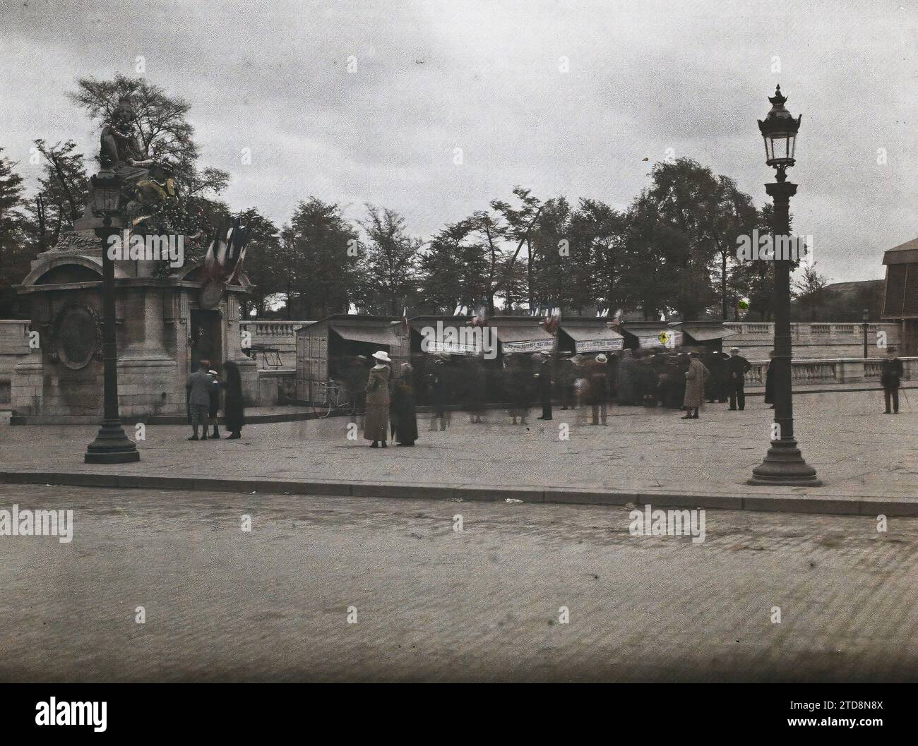 Paris (8e arrondissement), France abonnement caserne à côté de la statue de Strasbourg, place de la Concorde, première Guerre mondiale, lampadaire, lampadaire, Statue, Square, Barrack, effort de guerre, travail de guerre, patriotisme, drapeau, France, Paris, Subscription caserne place de la Concorde, Alsace [en lien avec], Concorde, 15/07/1918 - 15/07/1918, Léon, Auguste, photographe, Autochrome, photo, verre, Autochrome, photo, positif, horizontal, taille 9 x 12 cm Banque D'Images