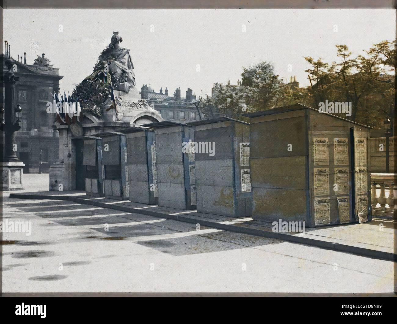 Paris (8e arrondissement), France abonnement caserne à côté de la statue de Strasbourg, place de la Concorde, Inscription, information, première Guerre mondiale, Statue, affiche, carré, caserne, effort de guerre, travail de guerre, patriotisme, drapeau, France, Paris, bureaux de souscription place de la Concorde, Alsace [en relation avec], Concorde, 16/07/1918 - 16/07/1918, Léon, Auguste, photographe, Autochrome, photo, verre, Autochrome, photo, positif, horizontal, taille 9 x 12 cm Banque D'Images