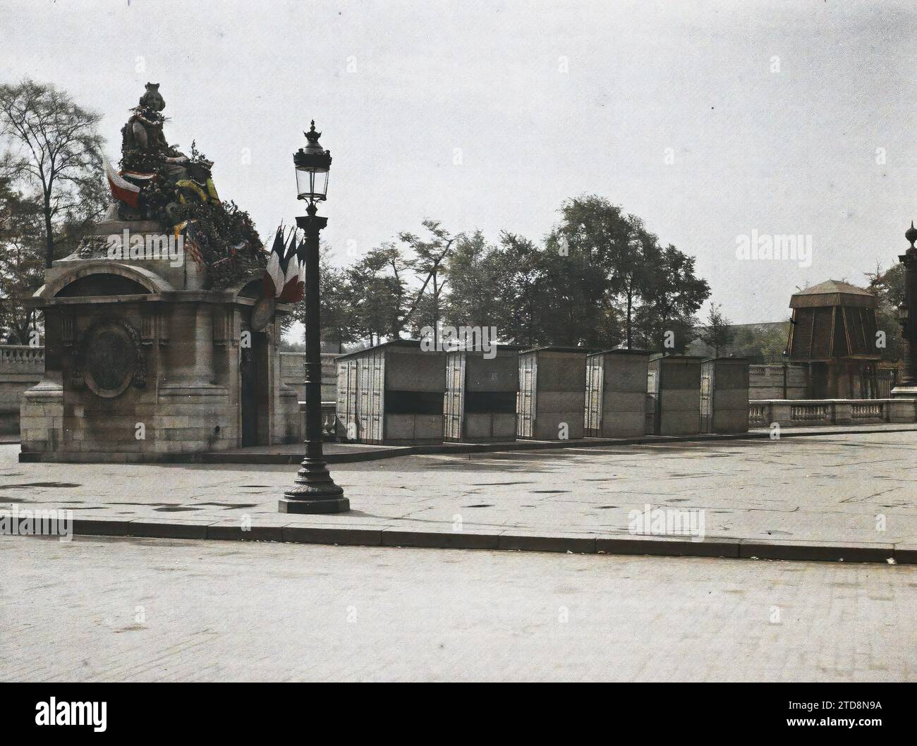 Paris (8e arrondissement), France abonnement caserne à côté de la statue de Strasbourg, place de la Concorde, première Guerre mondiale, lampadaire, lampadaire, Statue, carré, Barrack, protection anti-bombardement, effort de guerre, travail de guerre, patriotisme, drapeau, France, Paris, bureaux de souscription place de la Concorde, Alsace [en relation avec], Concorde, 16/07/1918 - 16/07/1918, Léon, Auguste, photographe, Autochrome, photo, verre, Autochrome, photo, positif, horizontal, taille 9 x 12 cm Banque D'Images