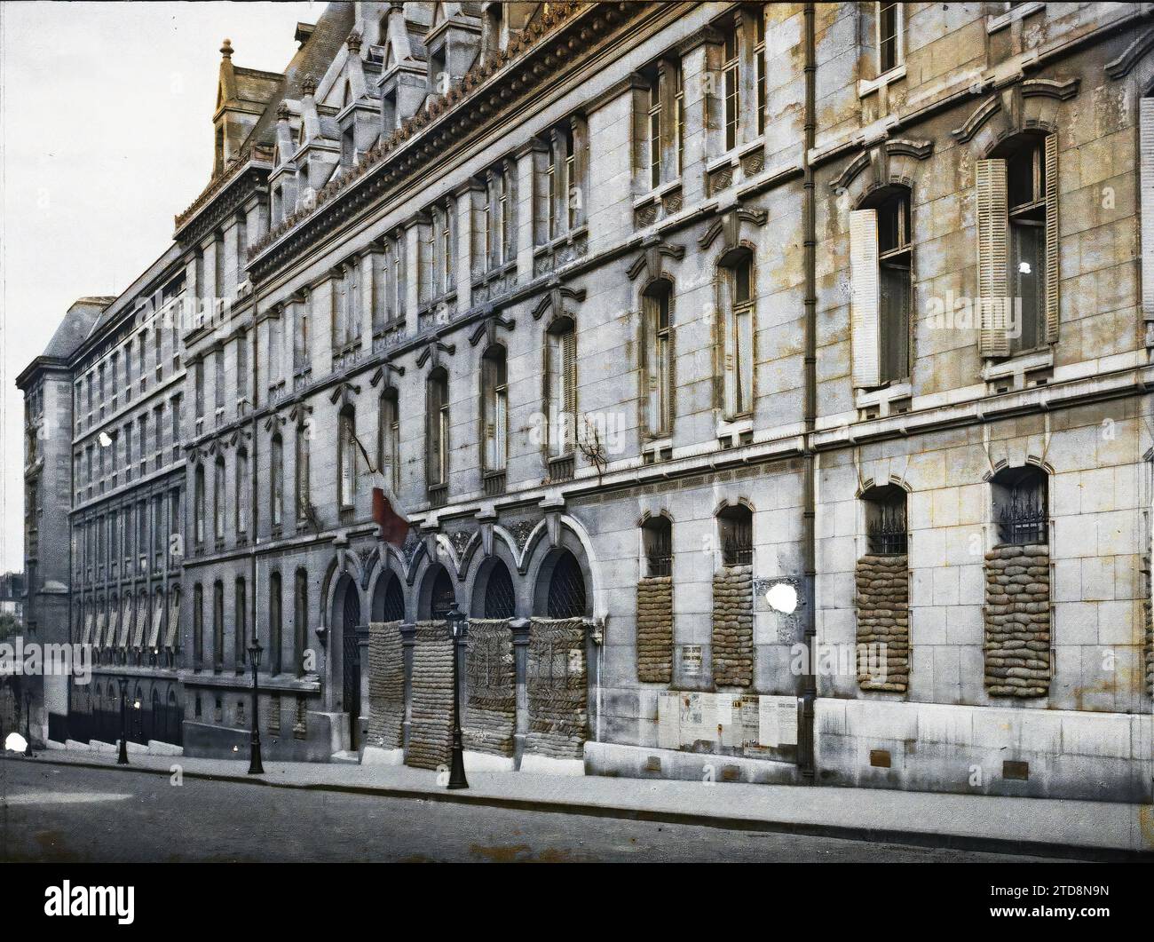 Paris (5e arrondissement), France Lycée Louis-le-Grand, 123 rue Saint-Jacques, protégé contre les bombardements, éducation, première Guerre mondiale, Etablissement scolaire, éducation publique, bombardement, protection anti-bombardement, drapeau, France, Paris, Lycée Louis le Grand, arrondissement V, 20/07/1918 - 20/07/1918, Léon, Auguste, photographe, Autochrome, photo, verre, Autochrome, photo, positif, horizontal, taille 9 x 12 cm Banque D'Images