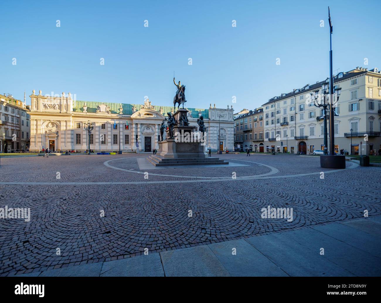 Turin, Piémont, Italie - 15 décembre 2023 : Piazza Carlo Alberto, façade de la Bibliothèque nationale et statue du roi Carlo Alberto de Savoie. Banque D'Images