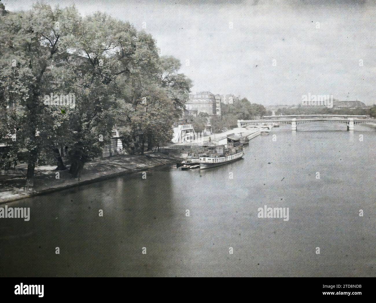 Paris (7e arr.), France le Quai d'Orsay et la Seine vus du vieux pont Solferino, actuelle passerelle Léopold-Sédar-Senghor, Habitat, Architecture, Transports, rivière, Génie civil, Quai, transport fluvial, lac, palais, Château, Pont, France, Paris, quai d'Orsay, arrondissement VII, 25/07/1918 - 25/07/1918, Léon, Auguste, photographe, Autochrome, photo, verre, Autochrome, photo, positif, horizontal, taille 9 x 12 cm Banque D'Images