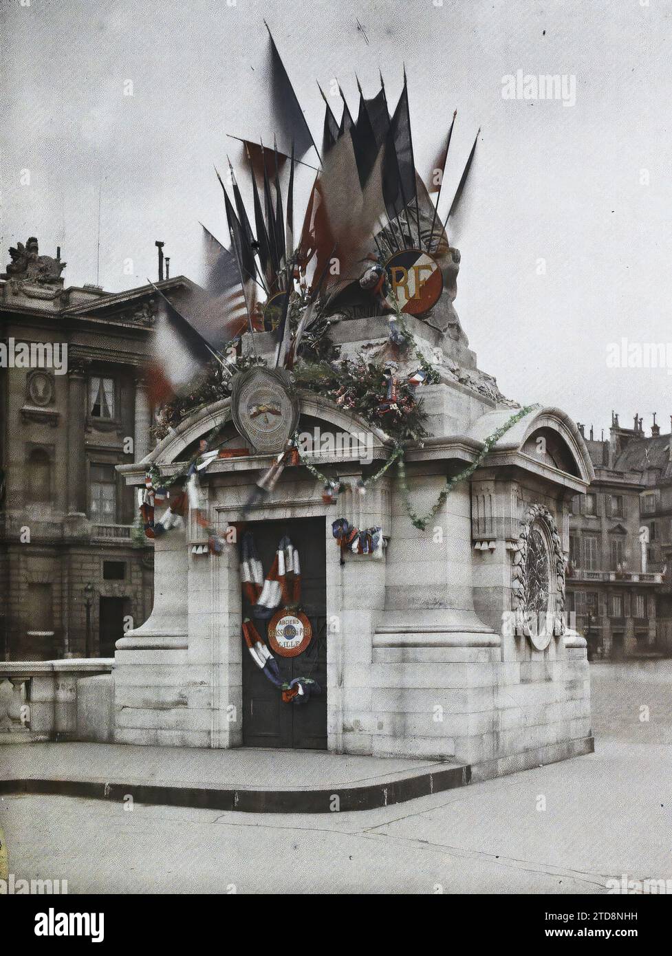 Paris ( VIIIème arrondissement ), France Statue de Lille, place de la Concorde, êtres humains, Art, Inscription, informations, première Guerre mondiale, Statue, Femme, Sculpture, Inscription commémorative, fleur, arrière, place, patriotisme, drapeau, France, Paris, Statue de Lille place de la Concorde, Concorde, 15/07/1918 - 15/07/1918, Léon, Auguste, photographe, Autochrome, photo, verre, Autochrome, photo, positif, vertical, taille 9 x 12 cm Banque D'Images