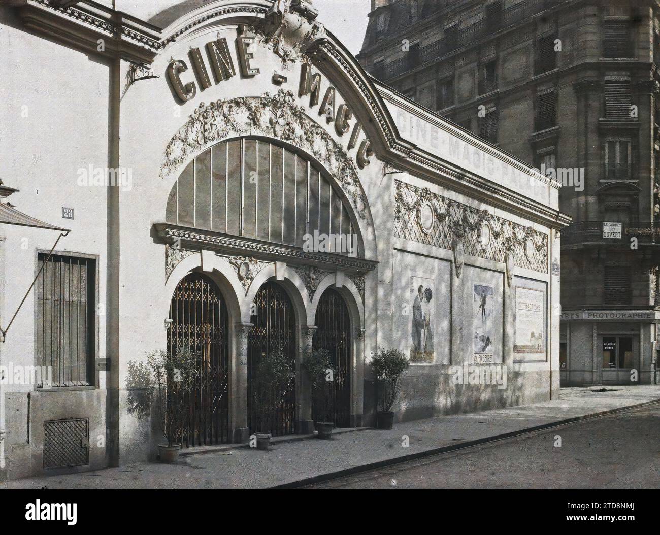 Paris (7e arr.), France le cinéma Ciné-Magic-Palace 28 avenue de la Motte-Picquet, Art, Inscription, information, Sciences, techniques, première Guerre mondiale, divertissement, Sculpture, affiche, cinématographie, salle de cinéma, dos, décor sculpté, divertissement en temps de guerre, France, Paris, Ciné-Magic Avenue de la Motte Picquet, arrondissement VII, 10/08/1918 - 10/08/1918, Léon, Auguste, photographe, Autochrome, photo, verre, Autochrome, photo, positif, horizontal, taille 9 x 12 cm Banque D'Images