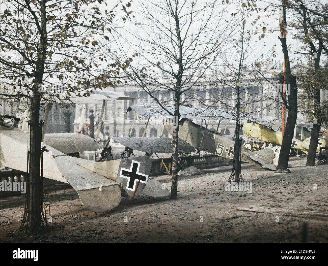 Paris (1e arr.), France avions pris chez les Allemands exposés dans les jardins des Tuileries, à côté de la place de la Concorde, Transports, première Guerre mondiale, logement, Architecture, trophée, Ministère, avion, transport aérien, arrière, place, Parc, jardin, Balustrade, France, Paris, jardin des Tuileries planes, Tuileries, Concorde, 01/10/1918 - 31/10/1918, Léon, Auguste, photographe, Autochrome, photo, verre, autochrome, photo, positif, horizontal, taille 9 x 12 cm Banque D'Images