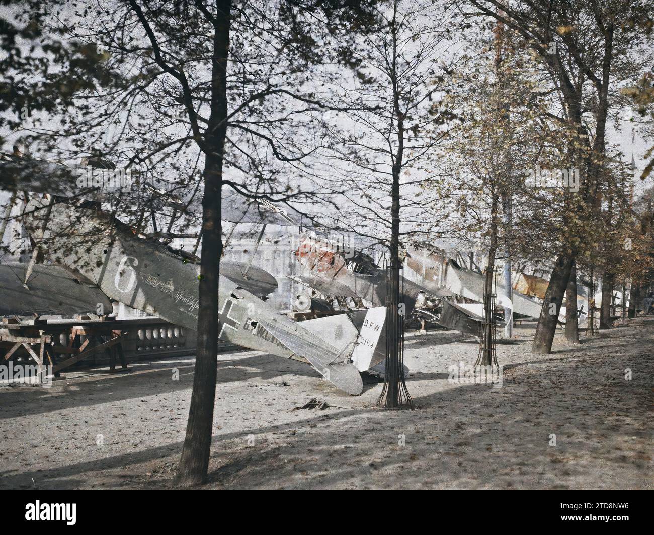 Paris (1e arr.), France avions pris chez les Allemands exposés dans les jardins des Tuileries, à côté de la place de la Concorde, Transports, première Guerre mondiale, logement, Architecture, trophée, Ministère, avion, transport aérien, arrière, place, Parc, jardin, Balustrade, France, Paris, jardin des Tuileries planes, Tuileries, Concorde, 01/10/1918 - 31/10/1918, Léon, Auguste, photographe, Autochrome, photo, verre, autochrome, photo, positif, horizontal, taille 9 x 12 cm Banque D'Images