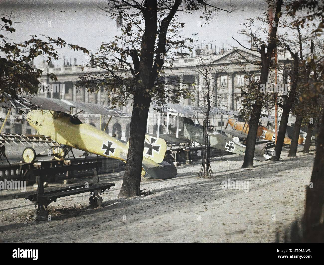 Paris (1e arr.), France avions pris chez les Allemands exposés dans les jardins des Tuileries, à côté de la place de la Concorde, Transports, première Guerre mondiale, logement, Architecture, trophée, Ministère, avion, transport aérien, Banc, arrière, place, parc, jardin, balustrade, France, Paris, jardin des Tuileries planes, Tuileries, Concorde, 01/10/1918 - 31/10/1918, Léon, Auguste, photographe, Autochrome, photo, verre, autochrome, photo, positif, horizontal, taille 9 x 12 cm Banque D'Images