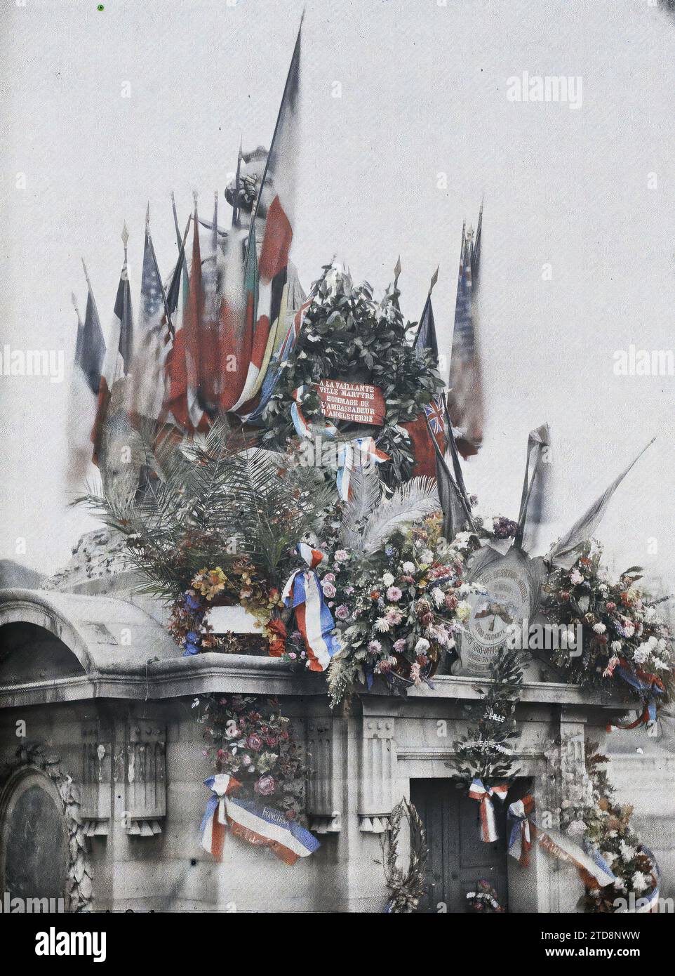 Paris (8e arrondissement), France Statue de Lille, place de la Concorde, Art, première Guerre mondiale, Statue, Sculpture, commémoration, place, drapeau, France, Paris, place de la Concorde Statue de Lille, Concorde, 01/10/1918 - 31/10/1918, Léon, Auguste, photographe, Autochrome, photo, verre, Autochrome, photo, positif, vertical, taille 9 x 12 cm Banque D'Images