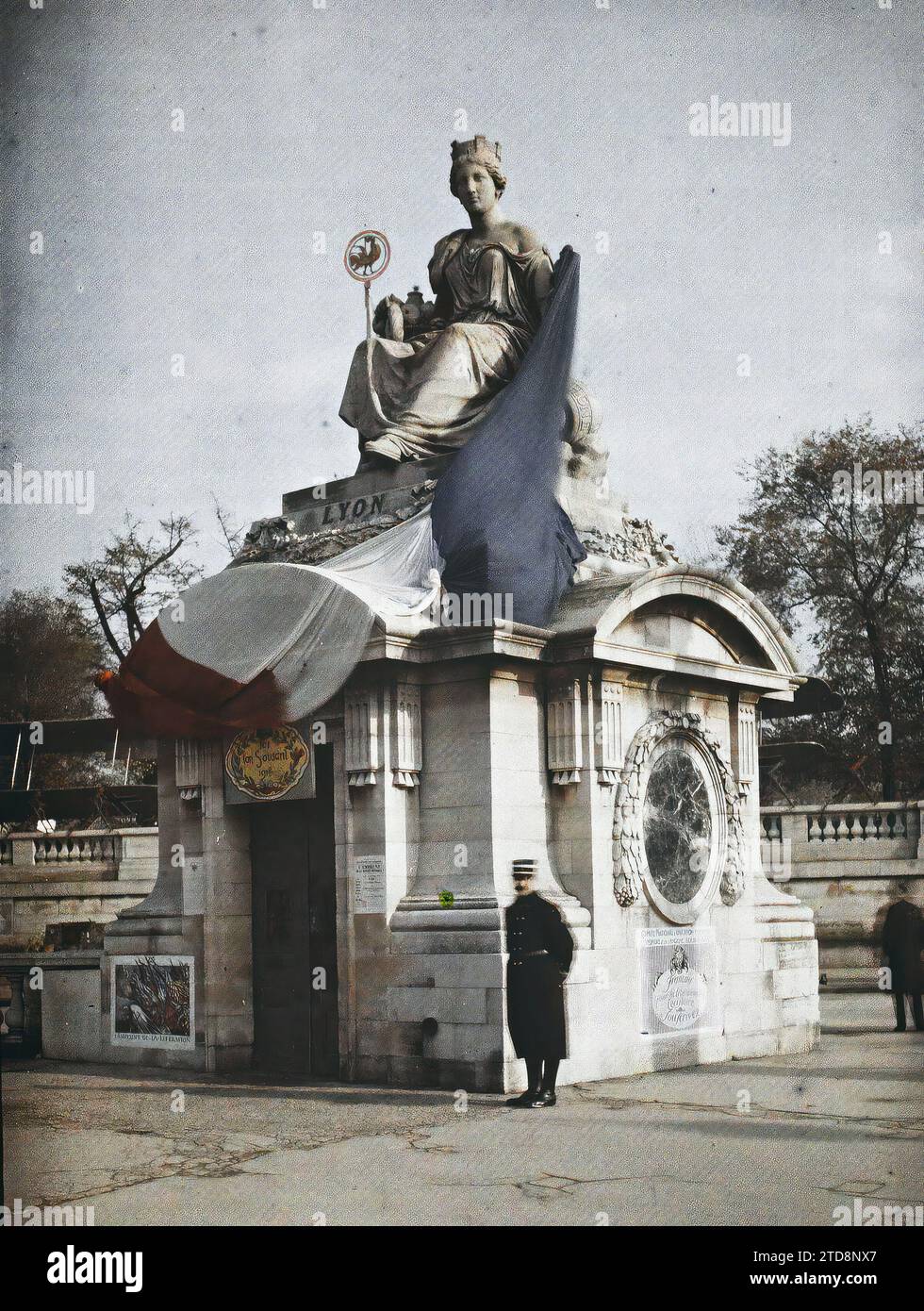 Paris (8e arrondissement), France Bureau des abonnements, Statue de Lyon, place de la Concorde, Art, activité économique, première Guerre mondiale, Statue, sculpture, Banque, Finances, place, effort de guerre, ouvrage de guerre, drapeau, France, Paris, place de la Concorde Statue de Lyon, Concorde, 01/10/1918 - 31/10/1918, Léon, Auguste, photographe, Autochrome, photo, verre, Autochrome, photo, positif, vertical, taille 9 x 12 cm Banque D'Images