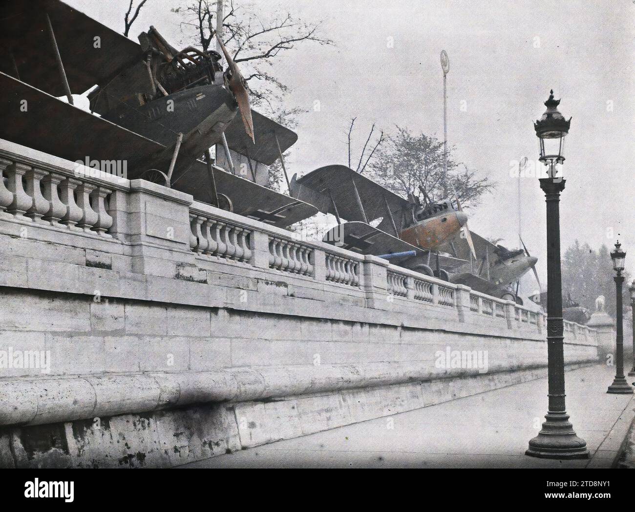 Paris (8e arr.), France avions pris chez les Allemands exposé place de la Concorde, Transports, première Guerre mondiale, lampadaire, lampadaire, trophée, avion, transport aérien, arrière, carré, balustrade, France, Paris, place de la Concorde planes, Concorde, 19/10/1918 - 19/10/1918, Léon, Auguste, photographe, Autochrome, photo, verre, Autochrome, photo, positif, horizontal, taille 9 x 12 cm Banque D'Images