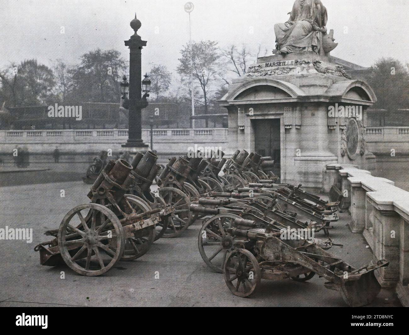 Paris (8e arr.), France canons pris aux Allemands exposés place de la Concorde devant la statue de Marseille, première Guerre mondiale, lampadaire, lampadaire, statue, trophée, avion, canon, bombardement, carré, balustrade, France, Paris, place des canons de la Concorde, Concorde, 19/10/1918 - 19/10/1918, Léon, Auguste, photographe, Autochrome, photo, verre, Autochrome, photo, positif, horizontal, taille 9 x 12 cm Banque D'Images
