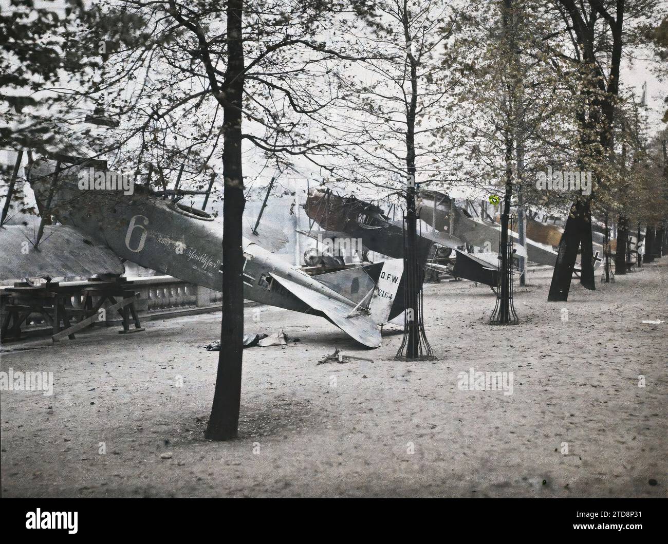 Paris (1e arr.), France avions pris chez les Allemands exposés dans les jardins des Tuileries, à côté de la place de la Concorde, Transports, première Guerre mondiale, logement, Architecture, trophée, Ministère, avion, transport aérien, arrière, place, Parc, jardin, Balustrade, France, Paris, aux Tuileries planes, Tuileries, Concorde, 21/10/1918 - 21/10/1918, Léon, Auguste, photographe, Autochrome, photo, verre, Autochrome, photo, positif, horizontal, taille 9 x 12 cm Banque D'Images
