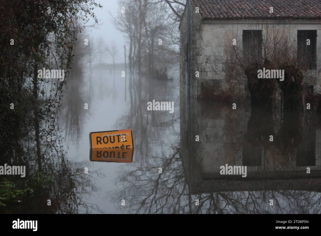 Courcoury, France. 17 décembre 2023. © Anne Lacaud/MAXPPP - Courcoury 17/12/2023 inondations crue du fleuve Charente et de l'un de ses affluents la Seugne la commune de Courcoury est encerclée par les eaux tous les acces à Courcoury sont inondations dans le sud ouest de la France, le 17 décembre 2023 crédit : MAXPPP/Alamy Live News Banque D'Images
