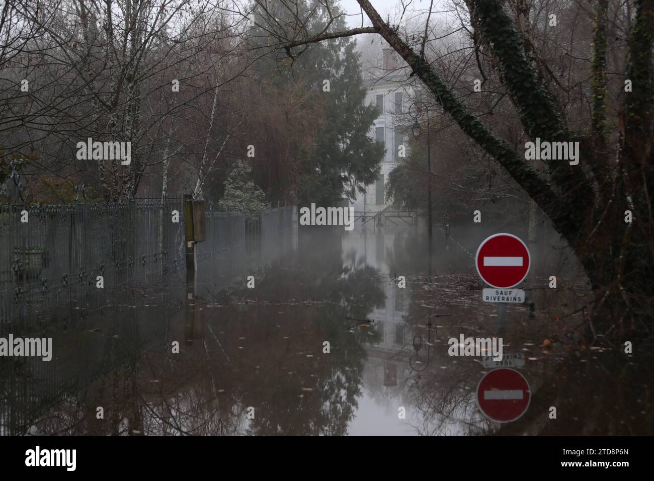 Courcoury, France. 17 décembre 2023. © Anne Lacaud/MAXPPP - Courcoury 17/12/2023 inondations crue du fleuve Charente et de l'un de ses affluents la Seugne la commune de Courcoury est encerclée par les eaux tous les acces à Courcoury sont inondations dans le sud ouest de la France, le 17 décembre 2023 crédit : MAXPPP/Alamy Live News Banque D'Images