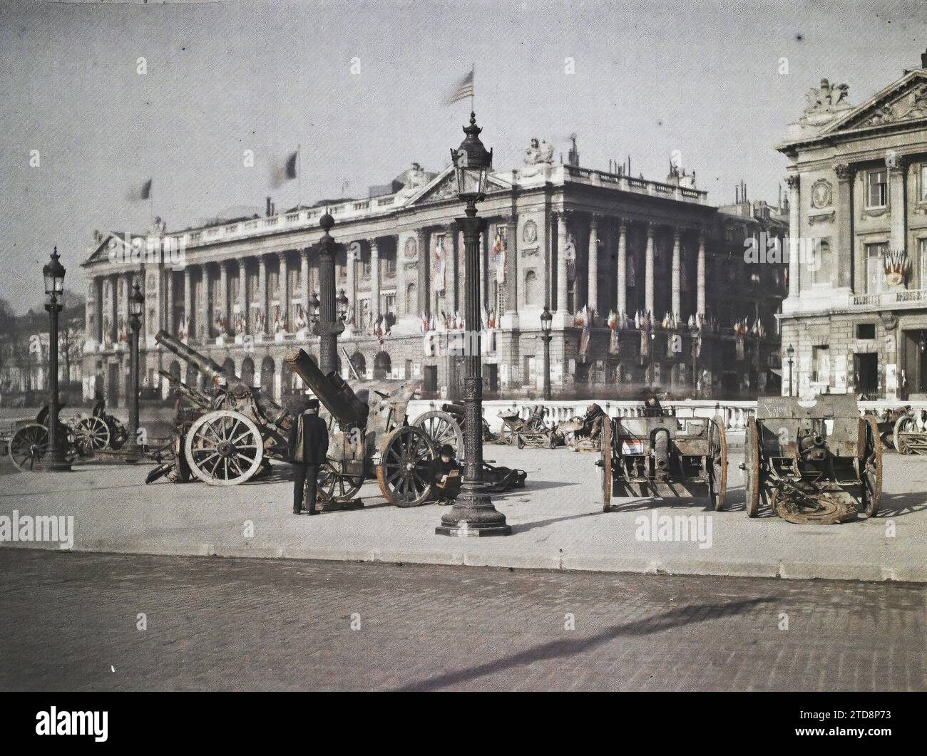 Paris (8e arr.), France canons pris aux Allemands exposé place de la Concorde, première Guerre mondiale, lampadaire, lampadaire, Trophée, Canon, arrière, paix, carré, Armistice, drapeau, France, Paris, place de la Concorde, Concorde, 14/11/1918 - 14/11/1918, Léon, Auguste, photographe, Autochrome, photo, verre, Autochrome, photo, positif, horizontal, taille 9 x 12 cm Banque D'Images