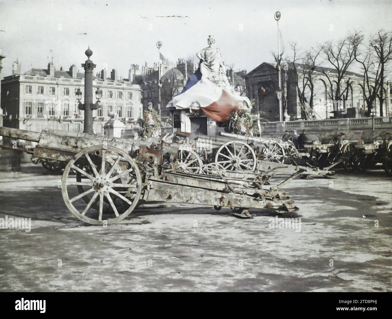 Paris (8e arrondissement), France Statue de Lille ornée d'un drapeau français et de canons tirés des Allemands exposé place de la Concorde, Art, première Guerre mondiale, Statue, Trophée, sculpture, canon, paix, bombardement, place, Armistice, drapeau, France, Paris, place de la Concorde Statue de Lille, Concorde, 27/11/1918 - 27/11/1918, Léon, Auguste, photographe, Autochrome, photo, verre, Autochrome, photo, positif, horizontal, taille 9 x 12 cm Banque D'Images