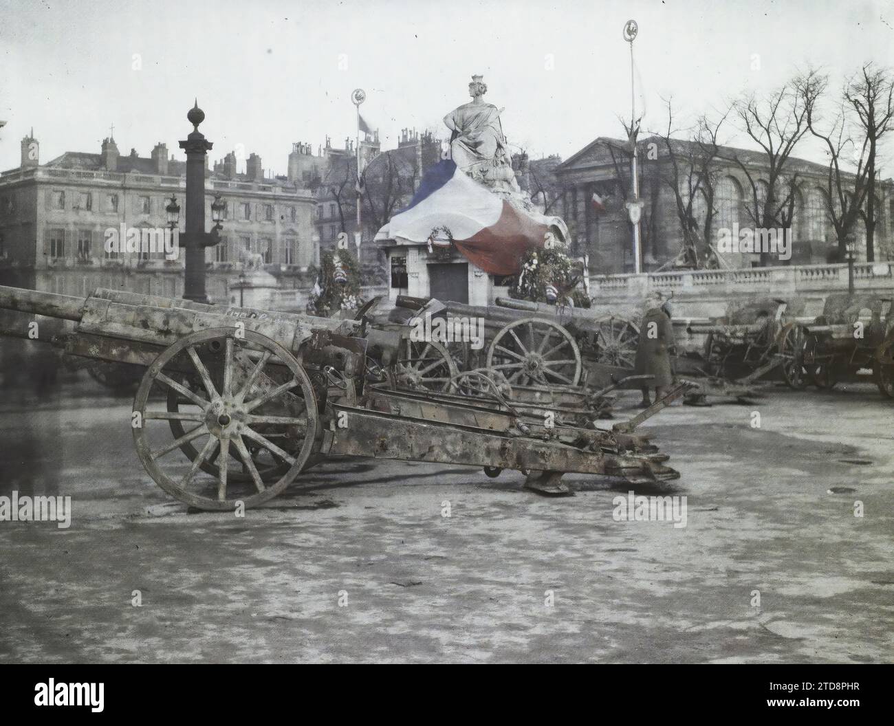 Paris (8e arrondissement), France Statue de Lille ornée d'un drapeau français et de canons tirés des Allemands exposé place de la Concorde, Art, première Guerre mondiale, Statue, Trophée, sculpture, canon, paix, bombardement, place, Armistice, drapeau, France, Paris, place de la Concorde Statue de Lille, Concorde, 27/11/1918 - 27/11/1918, Léon, Auguste, photographe, Autochrome, photo, verre, Autochrome, photo, positif, horizontal, taille 9 x 12 cm Banque D'Images