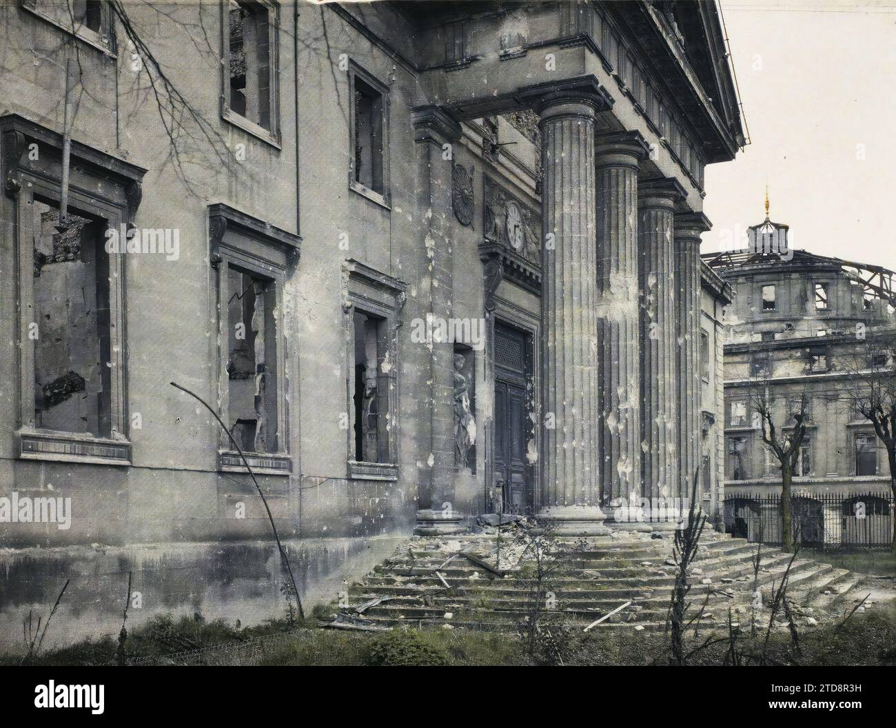 Reims, Marne, Champagne, France, Société, habitat, Architecture, première Guerre mondiale, Art, Justice, architecture civile publique, portique, colonne, ruines, bombardement, gravats, après-guerre, Théâtre, Palais, Château, France, Reims, le Palais de Justice et le Théâtre, Reims, 24/04/1919 - 24/04/1919, Léon, Auguste, photographe, 1919 - Reims - Auguste Léon - (April-juin), Autochrome, photo, verre, Autochrome, photo, positive Banque D'Images Reims, Marne, Champagne, France, Société, habitat, Architecture, première Guerre mondiale, Art, Justice, architecture civile publique, portique, colonne, ruines, bombardement, gravats, après-guerre, Théâtre, Palais, Château, France, Reims, le Palais de Justice et le Théâtre, Reims, 24/04/1919 - 24/04/1919, Léon, Auguste, photographe, 1919 - Reims - Auguste Léon - (April-juin), Autochrome, photo, verre, Autochrome, photo, positive Banque D'Images
