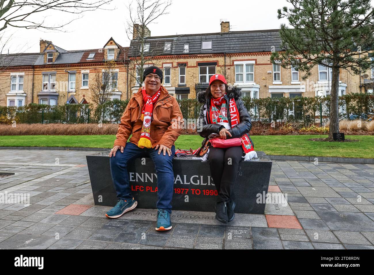 Liverpool, Royaume-Uni. 17 décembre 2023. Les supporters de Liverpool sont assis sur le banc Kenny Dalglish lors du match de Premier League Liverpool vs Manchester United à Anfield, Liverpool, Royaume-Uni, le 17 décembre 2023 (photo de Mark Cosgrove/News Images) à Liverpool, Royaume-Uni le 12/17/2023. (Photo de Mark Cosgrove/News Images/Sipa USA) crédit : SIPA USA/Alamy Live News Banque D'Images