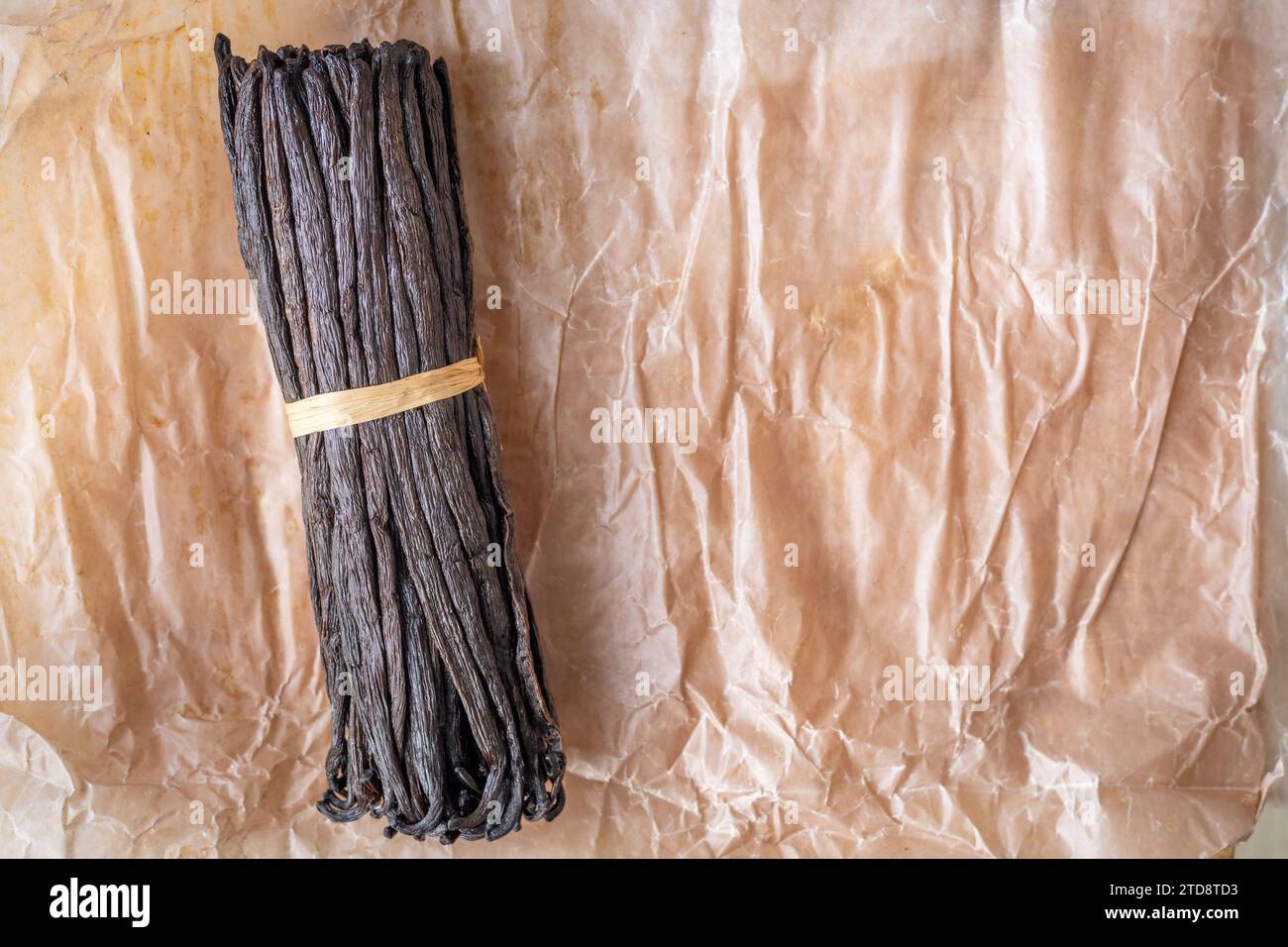 Vanille de Madagascar, qualité premium, ajout aromatique aux gâteaux et desserts, bouquet de gousses de vanille entières en papier, bio savoureux et sain Banque D'Images
