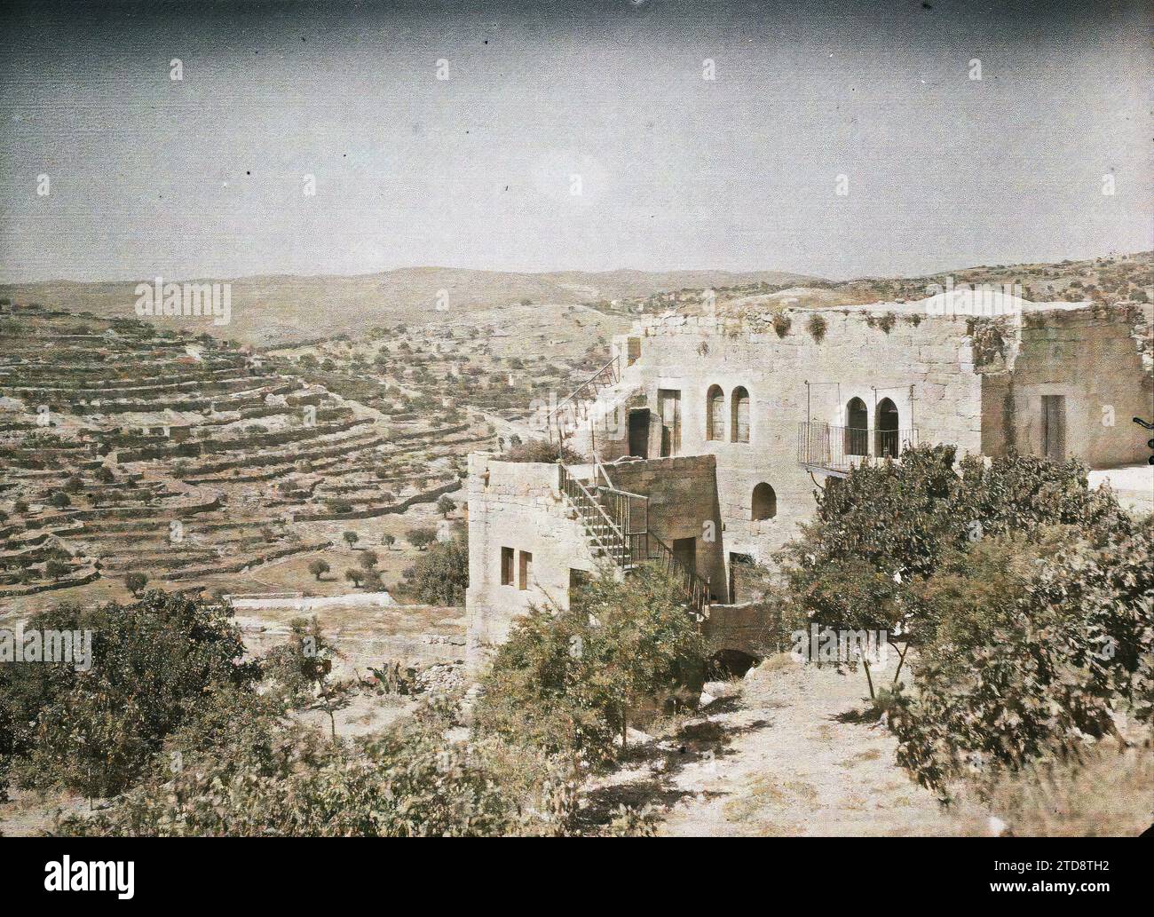 Bethlehem, Palestine Une maison, nature, Environnement, Habitat, architecture, Paysage, Mont, montagne, Vallée, habitation, terrassement, Palestine, Bethléem, Une maison de Bethléem, Bethléem, 31/07/1918 - 31/07/1918, Castelnau, Paul, 1918 - Moyen-Orient, Egypte, Palestine, Chypre - Paul Castelnau (Section photographique de l'armée) - (9 janvier-6 octobre), Autochrome, photo, verre, Autochrome, photo, positif, horizontal, taille 9 x 12 cm Banque D'Images