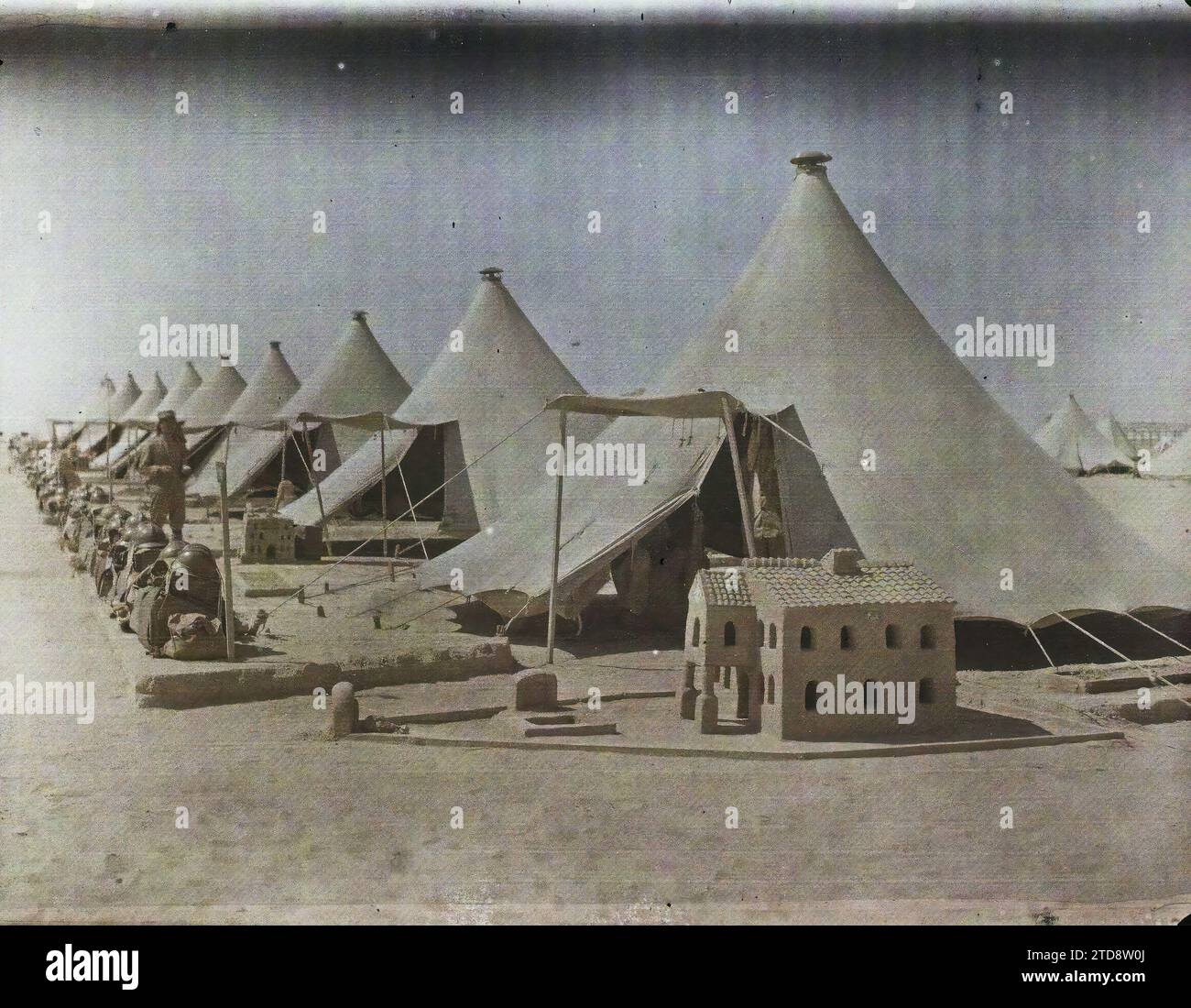 Ismailia, Egypte, Afrique tentes de la Légion étrangère (soldats arméniens) dans le camp de Ferry Post, vêtements, relations internationales, première Guerre mondiale, divertissement, société, uniforme militaire, présence étrangère, tente, campement, mobilisation, démobilisation, divertissement en temps de guerre, Armée, Egypte, Ismailia, Construction de sable de la Légion arménienne (Ferry Post Camp), Ismaïlia, Arménie [en relation avec], 06/06/1918 - 06/06/1918, Castelnau, Paul, 1918 - Moyen-Orient, Egypte, Palestine, Chypre - Paul Castelnau (Section photographique de l'armée) - (9 janvier-6 octobre), Autochrome, photo, verre, Auto Banque D'Images