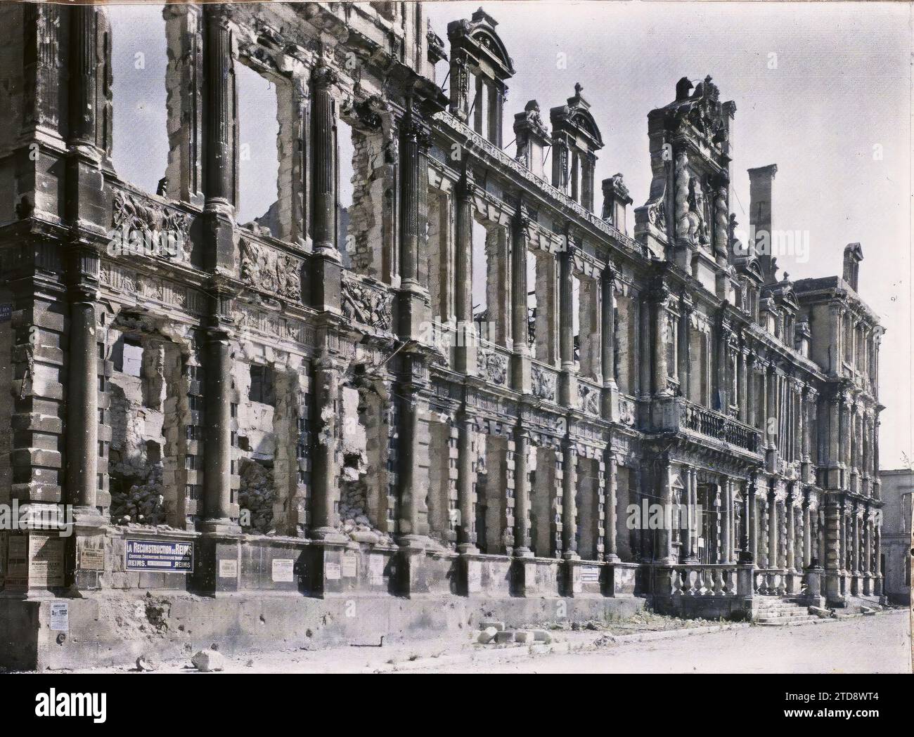 Reims, Marne, Champagne, France, Habitat, architecture, première Guerre mondiale, Art, Hôtel de ville, Hôtel de ville, architecture civile publique, colonne, ruines, bombardement, Renaissance, fronton, gravats, après-guerre, France, Reims, hôtel de ville, Reims, 19/06/1919 - 19/06/1919, Léon, Auguste, photographe, 1919 - Reims - Auguste Léon - (April-juin), Autochrome, photo, verre, Autochrome, photo, positive Banque D'Images Reims, Marne, Champagne, France, Habitat, architecture, première Guerre mondiale, Art, Hôtel de ville, Hôtel de ville, architecture civile publique, colonne, ruines, bombardement, Renaissance, fronton, gravats, après-guerre, France, Reims, hôtel de ville, Reims, 19/06/1919 - 19/06/1919, Léon, Auguste, photographe, 1919 - Reims - Auguste Léon - (April-juin), Autochrome, photo, verre, Autochrome, photo, positive Banque D'Images