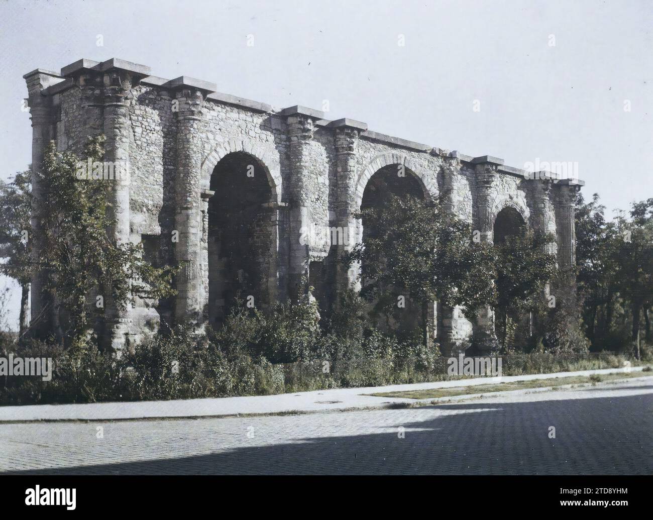 Reims, Marne, Champagne, France, Habitat, architecture, religion, Art, première Guerre mondiale, vestige archéologique, architecture civile publique, colonne, polythéisme gréco-romain, Arc, arcade, arc, Antiquité, après-guerre, France, Reims, la porte de Mars, Reims, 09/08/1919 - 09/08/1919, Cuville, Fernand, 1919 - régions dévastées, Marne, Aisne - Fernand Cuville - (août), Autochrome, photo, verre, Autochrome, photo, positive Banque D'Images Reims, Marne, Champagne, France, Habitat, architecture, religion, Art, première Guerre mondiale, vestige archéologique, architecture civile publique, colonne, polythéisme gréco-romain, Arc, arcade, arc, Antiquité, après-guerre, France, Reims, la porte de Mars, Reims, 09/08/1919 - 09/08/1919, Cuville, Fernand, 1919 - régions dévastées, Marne, Aisne - Fernand Cuville - (août), Autochrome, photo, verre, Autochrome, photo, positive Banque D'Images