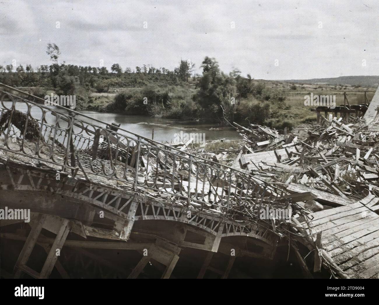 Pontavert, Aisne, France le pont, Habitat, Architecture, première guerre mondiale, Génie civil, Rivière, ruines, Front, bombardement, décombres, après-guerre, Pont, Pontavert, le Pont, Pontavert, Aisne, 27/08/1919 - 27/08/1919, Cuville, Fernand, 1919 - régions dévastées Nièvre, Aisne, Marne, Meuse - Georges Chevalier et Fernand Cuville - (22 -30 août), Autochrome, photo, verre, Autochrome, photo, positive Banque D'Images Pontavert, Aisne, France le pont, Habitat, Architecture, première guerre mondiale, Génie civil, Rivière, ruines, Front, bombardement, décombres, après-guerre, Pont, Pontavert, le Pont, Pontavert, Aisne, 27/08/1919 - 27/08/1919, Cuville, Fernand, 1919 - régions dévastées Nièvre, Aisne, Marne, Meuse - Georges Chevalier et Fernand Cuville - (22 -30 août), Autochrome, photo, verre, Autochrome, photo, positive Banque D'Images