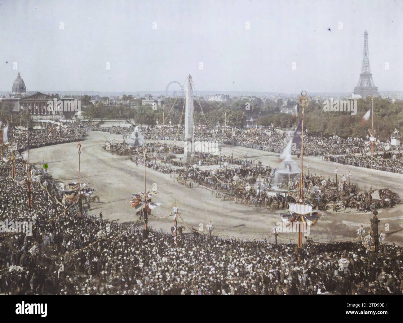 Paris (8e arrondissement), France la foule à la place de la Concorde pour le 14 juillet 1919, vue prise du Ministère de la Marine, Festival, première Guerre mondiale, logement, Architecture, Obélisque, festival politique, défilé militaire, Tour, foule, commémoration, Fontaine, place, après-guerre, Panorama de la zone urbaine, drapeau, Palais, Château, France, Paris, Panoramas pris du haut du Ministère de la Marine, place de la Concorde, Concorde, 14/07/1919 - 14/07/1919, Cuville, Fernand, autochrome, photo, verre, autochrome, photo, positif, horizontal, taille 9 x 12 cm Banque D'Images