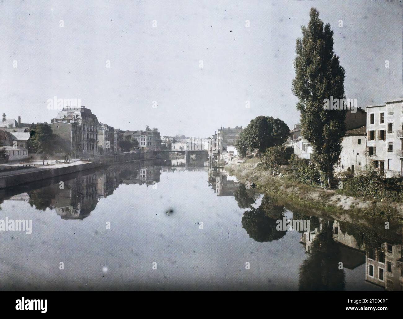 Verdun, France, Habitat, Architecture, nature, environnement, première Guerre mondiale, Rivière, Génie civil, Quai, hydrographie, après-guerre, Pont, France, Verdun, la Meuse à Verdun (vue prise du Pont chaussée, Verdun, 12/09/1919 - 12/09/1919, Cuville, Fernand, 1919 - Meuse - Georges Chevalier et Fernand Cuville - (10-12 septembre), Autochrome, photo, verre, Autochrome, photo, positive Banque D'Images Verdun, France, Habitat, Architecture, nature, environnement, première Guerre mondiale, Rivière, Génie civil, Quai, hydrographie, après-guerre, Pont, France, Verdun, la Meuse à Verdun (vue prise du Pont chaussée, Verdun, 12/09/1919 - 12/09/1919, Cuville, Fernand, 1919 - Meuse - Georges Chevalier et Fernand Cuville - (10-12 septembre), Autochrome, photo, verre, Autochrome, photo, positive Banque D'Images