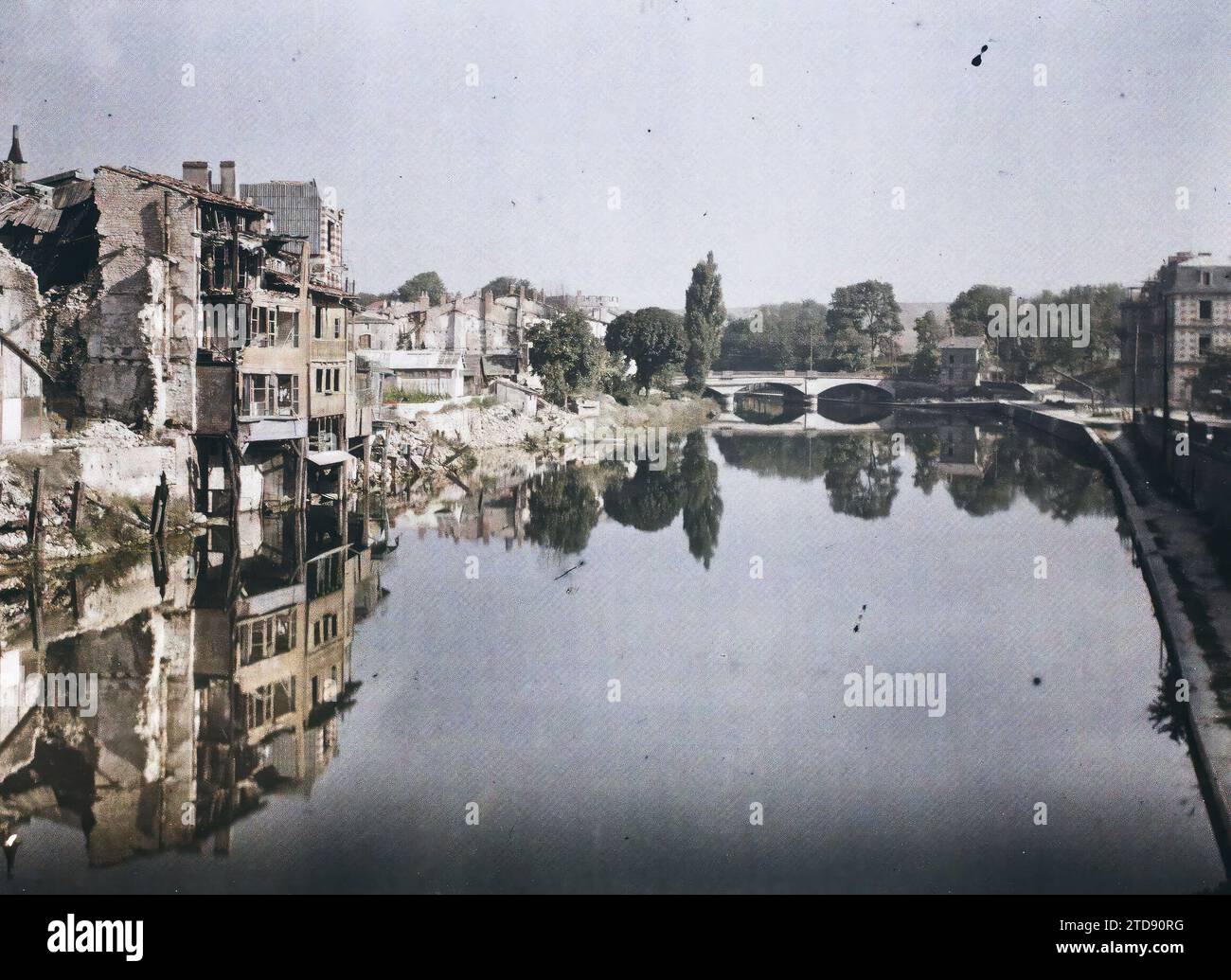 Verdun, France, Habitat, Architecture, nature, environnement, première Guerre mondiale, Rivière, Génie civil, Quai, hydrographie, ruines, Front, bombardement, gravats, après-guerre, Pont, France, Verdun, la Meuse, vue prise depuis le théâtre Pont, Verdun, 12/09/1919 - 12/09/1919, Cuville, Fernand, 1919 - Meuse - Georges Chevalier et Fernand Cuville - (10-12 septembre), Autochrome, photo, verre, Autochrome, photo, positive Banque D'Images Verdun, France, Habitat, Architecture, nature, environnement, première Guerre mondiale, Rivière, Génie civil, Quai, hydrographie, ruines, Front, bombardement, gravats, après-guerre, Pont, France, Verdun, la Meuse, vue prise depuis le théâtre Pont, Verdun, 12/09/1919 - 12/09/1919, Cuville, Fernand, 1919 - Meuse - Georges Chevalier et Fernand Cuville - (10-12 septembre), Autochrome, photo, verre, Autochrome, photo, positive Banque D'Images