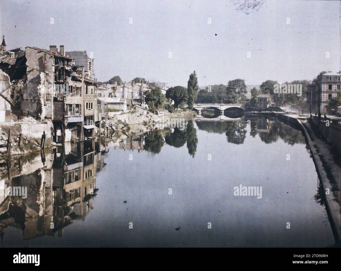 Verdun, France, Habitat, Architecture, nature, environnement, première Guerre mondiale, Rivière, Génie civil, Quai, hydrographie, ruines, Front, bombardement, gravats, après-guerre, Pont, France, Verdun, la Meuse, vue prise depuis le théâtre Pont, Verdun, 12/09/1919 - 12/09/1919, Cuville, Fernand, 1919 - Meuse - Georges Chevalier et Fernand Cuville - (10-12 septembre), Autochrome, photo, verre, Autochrome, photo, positive Banque D'Images Verdun, France, Habitat, Architecture, nature, environnement, première Guerre mondiale, Rivière, Génie civil, Quai, hydrographie, ruines, Front, bombardement, gravats, après-guerre, Pont, France, Verdun, la Meuse, vue prise depuis le théâtre Pont, Verdun, 12/09/1919 - 12/09/1919, Cuville, Fernand, 1919 - Meuse - Georges Chevalier et Fernand Cuville - (10-12 septembre), Autochrome, photo, verre, Autochrome, photo, positive Banque D'Images