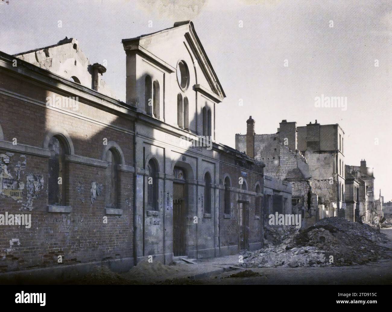 Reims, Marne, Champagne, France, éducation, logement, Architecture, Inscription, information, première Guerre mondiale, Etablissement scolaire, enseignement public, Architecture civile publique, enregistrement commercial, ruines, bombardement, rue, district, Fronton, gravats, après-guerre, France, Reims, Ecole communale pour filles, Reims, 06/09/1919 - 06/09/1919, Léon, Auguste, photographe, 1919 - Reims - Auguste Léon - (septembre), Autochrome, photo, verre, Autochrome, photo, positive Banque D'Images Reims, Marne, Champagne, France, éducation, logement, Architecture, Inscription, information, première Guerre mondiale, Etablissement scolaire, enseignement public, Architecture civile publique, enregistrement commercial, ruines, bombardement, rue, district, Fronton, gravats, après-guerre, France, Reims, Ecole communale pour filles, Reims, 06/09/1919 - 06/09/1919, Léon, Auguste, photographe, 1919 - Reims - Auguste Léon - (septembre), Autochrome, photo, verre, Autochrome, photo, positive Banque D'Images