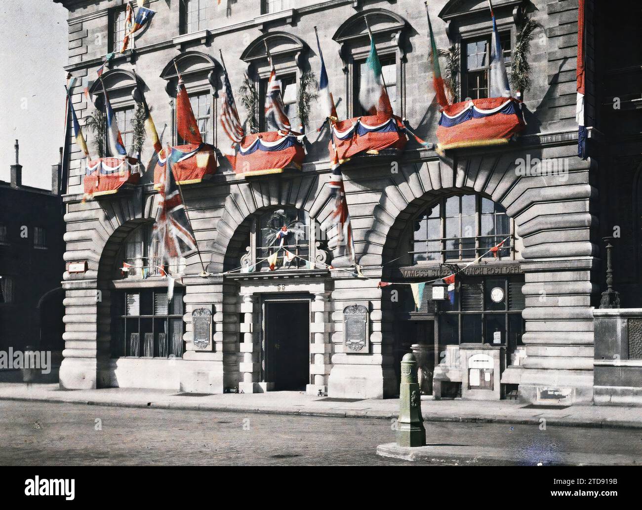 Londres, Angleterre Un bureau de poste sur la rue Saint James, logement, Architecture, Société, Architecture civile publique, bureau de poste, Administration, rue, District, Angleterre, Londres, Corner of Pall Mall and St Jame's Str. a Post office, Londres, 21/07/1919 - 21/07/1919, Cuville, Fernand, 1919 - Angleterre - Fernand Cuville - (18-23 juillet), Autochrome, photo, verre, Autochrome, photo, positif, horizontal, taille 9 x 12 cm Banque D'Images Londres, Angleterre Un bureau de poste sur la rue Saint James, logement, Architecture, Société, Architecture civile publique, bureau de poste, Administration, rue, District, Angleterre, Londres, Corner of Pall Mall and St Jame's Str. a Post office, Londres, 21/07/1919 - 21/07/1919, Cuville, Fernand, 1919 - Angleterre - Fernand Cuville - (18-23 juillet), Autochrome, photo, verre, Autochrome, photo, positif, horizontal, taille 9 x 12 cm Banque D'Images