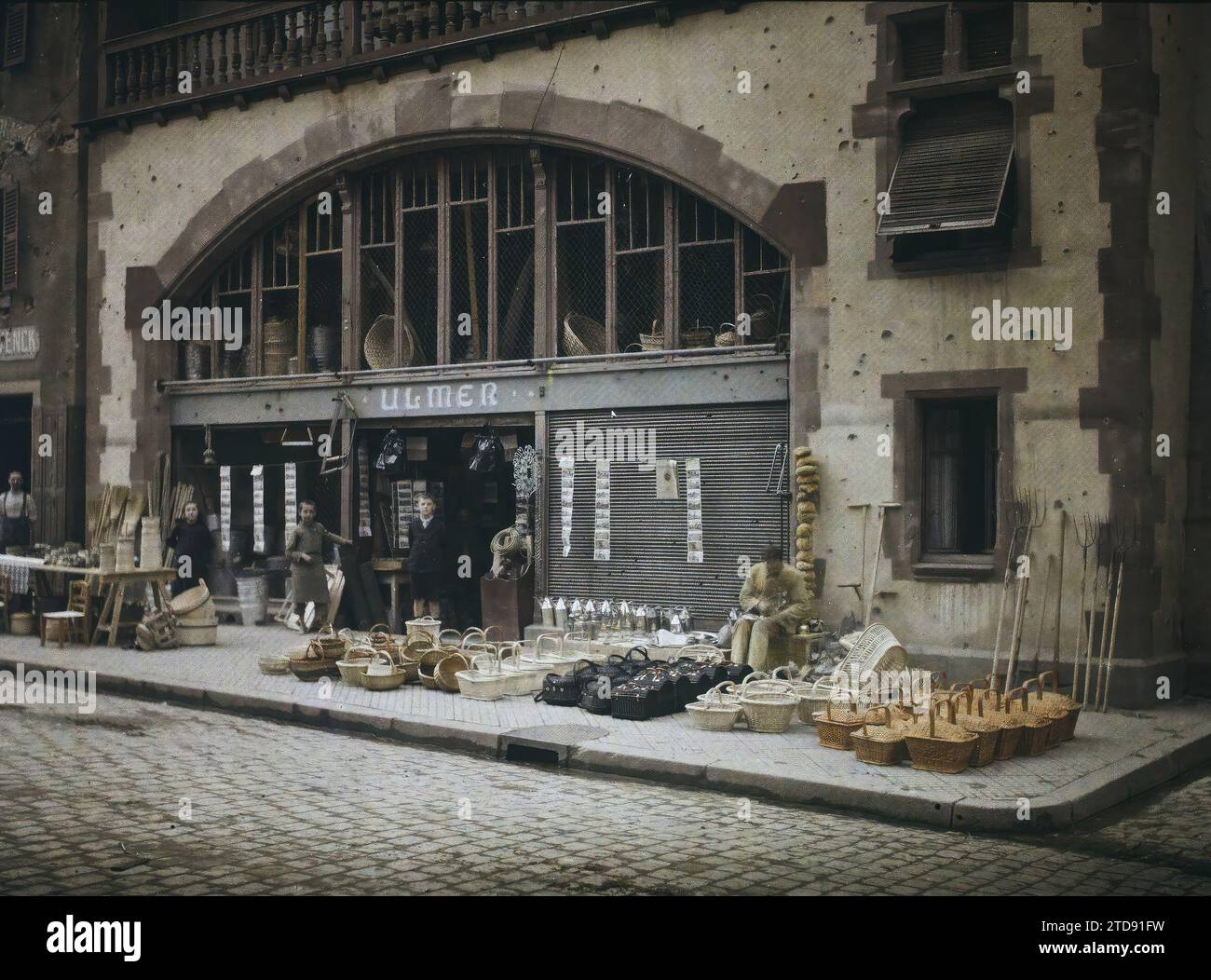 Munster, Haut-Rhin, Alsace, France, activité économique, êtres humains, Inscription, information, vie quotidienne, Boutique, magasin, enfant, inscription commerciale, vannerie, objet domestique, vitrine, affichage, Homme, France, Munster, place du marché : un marchand le jour du marché, Munster, 27/09/1919 - 27/09/1919, Cuville, Fernand, 1919 - Alsace - Fernand Cuville - (automne), Autochrome, photo, verre, Autochrome, photo, positive Banque D'Images