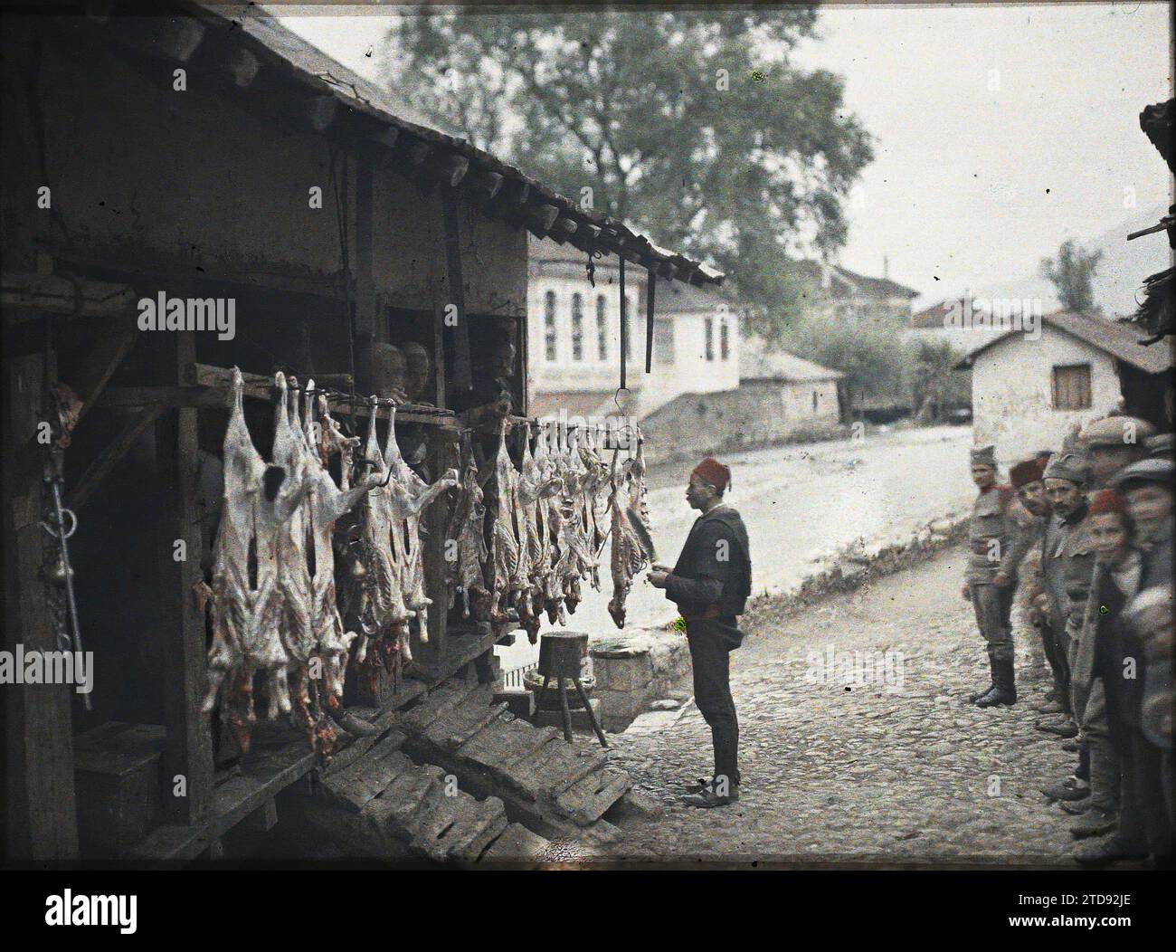Prizren, Kosovo, Serbie Boucher's Shop sur les rives de la Bistrica, activité économique, vêtements, relations internationales, vie quotidienne, êtres humains, Société, magasin, magasin, uniforme militaire, présence étrangère, nourriture, foule, rivière, scène de rue, coiffure, coiffures, boutique de boucher, épicerie fine, Homme, armée, Serbie, Prizren, Boucheries le long de la rivière Bistrica, Prizren, 07/05/1913 - 07/05/1913, Léon, Auguste, photographe, 1913 - Balkans - Léon Busy et Auguste Léon - (23 avril - 9 juin), Autochrome, photo, verre, Autochrome, photo, positif, horizontal, taille 9 x 12 cm Banque D'Images