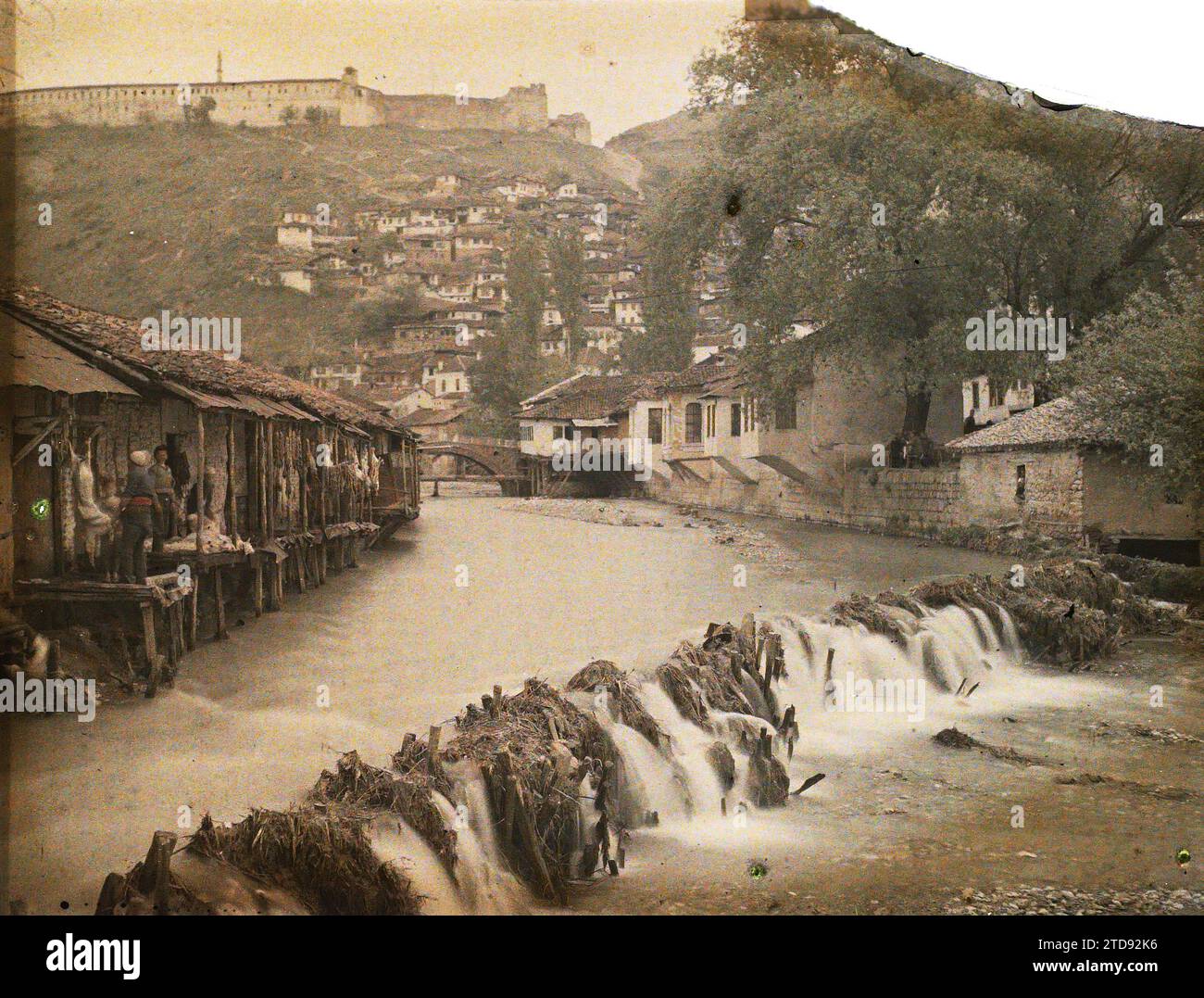 Prizren, Kosovo, Serbie Boucheries sur les rives de la Bistrica, activité économique, vie quotidienne, Habitat, Architecture, nature, Environnement, Boutique, magasin, Pilotis, approvisionnement alimentaire, Génie civil, Rivière, hydrographie, barrage, architecture fortifiée, Forteresse, Boucherie, épicerie fine, Serbie, Prizren, le quai de la boucherie., Prizren, 07/05/1913 - 07/05/1913, Léon, Auguste, photographe, 1913 - Balkans - Léon Busy et Auguste Léon - (23 avril - 9 juin), Autochrome, photo, verre, Autochrome, photo, positif, horizontal, taille 9 x 12 cm Banque D'Images