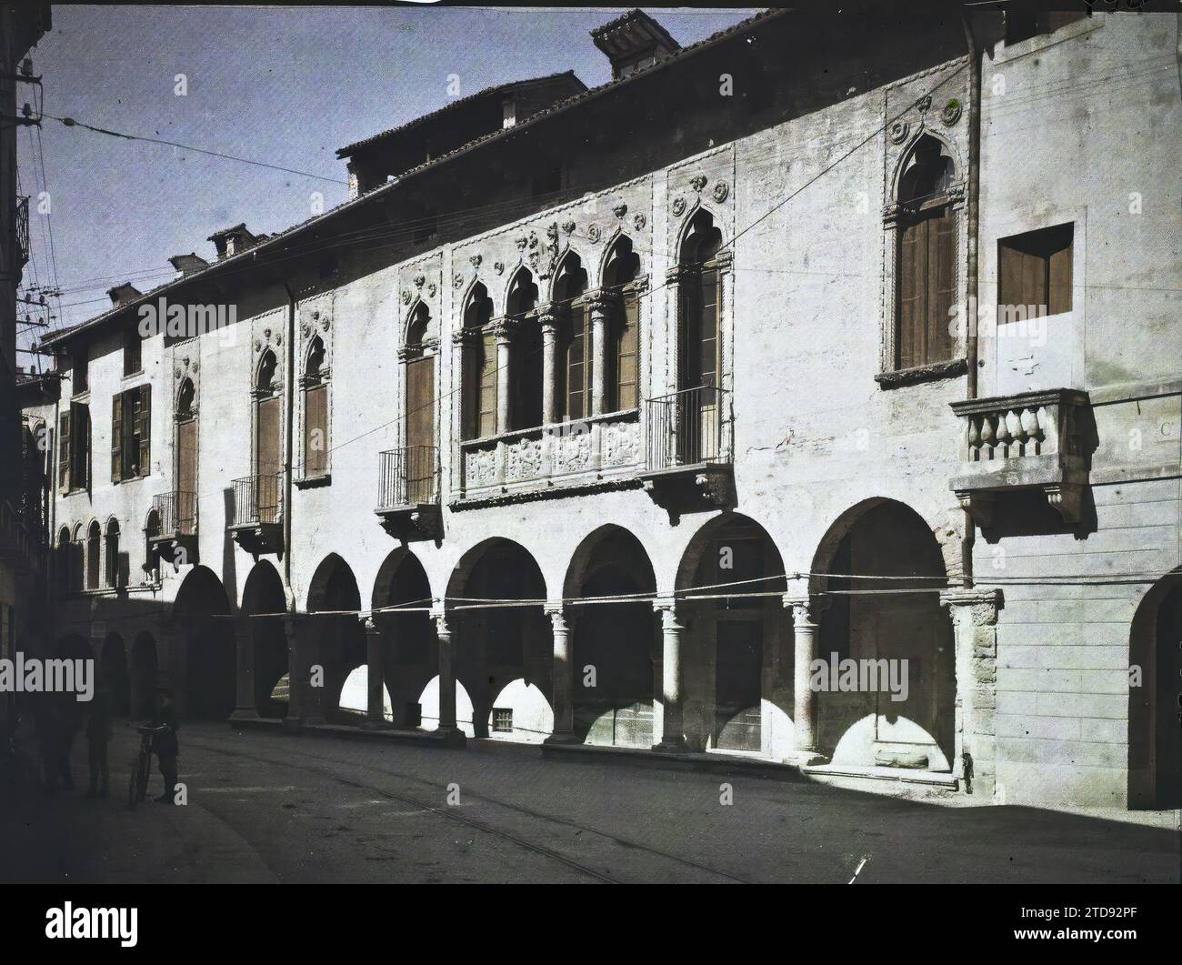 Vicenza, Italie Un palais dans le corso Andrea Palladio, Habitat, Architecture, balcon, loggia, arc, arcade, arche, décor sculpté, balustrade, palais, Château, Italie, Vicence, Vicence, 01/03/1918 - 31/03/1918, Cuville, Fernand, 1918 - Italie - Fernand Cuville - (Mars-août), Autochrome, photo, verre, Autochrome, photo, positif, horizontal, taille 9 x 12 cm Banque D'Images