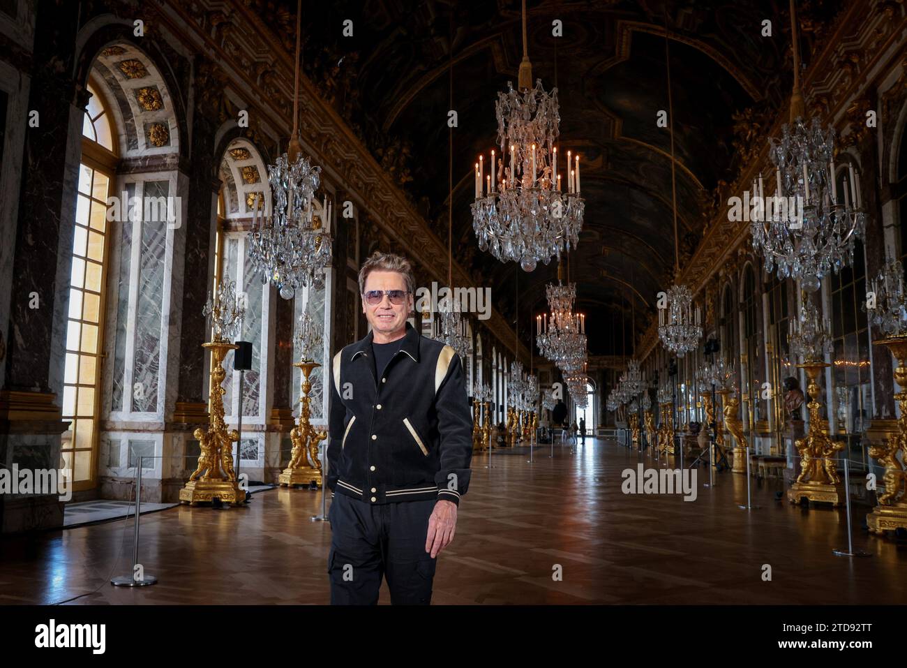 Versailles, France. 11 décembre 2023. © PHOTOPQR/LE PARISIEN/Fred Dugit ; Versailles ; 11/12/2023 ; Culture Versailles (78), le 11 décembre 2023 Portrait de Jean Michel Jarre à l'occasion de son concert du 25 décembre dans la galerie des glaces du château de Versailles. Versailles, France, 11 décembre 2023. Jean-Michel Jarre, pionnier français de la musique électronique, fêtera les 400 ans du Château de Versailles le jour de Noël 25 décembre *** Légende locale *** Jean Michel Jarre crédit : MAXPPP/Alamy Live News Banque D'Images