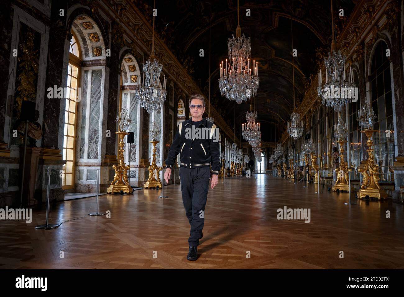 Versailles, France. 11 décembre 2023. © PHOTOPQR/LE PARISIEN/Fred Dugit ; Versailles ; 11/12/2023 ; Culture Versailles (78), le 11 décembre 2023 Portrait de Jean Michel Jarre à l'occasion de son concert du 25 décembre dans la galerie des glaces du château de Versailles. Versailles, France, 11 décembre 2023. Jean-Michel Jarre, pionnier français de la musique électronique, fêtera les 400 ans du Château de Versailles le jour de Noël 25 décembre *** Légende locale *** Jean Michel Jarre crédit : MAXPPP/Alamy Live News Banque D'Images